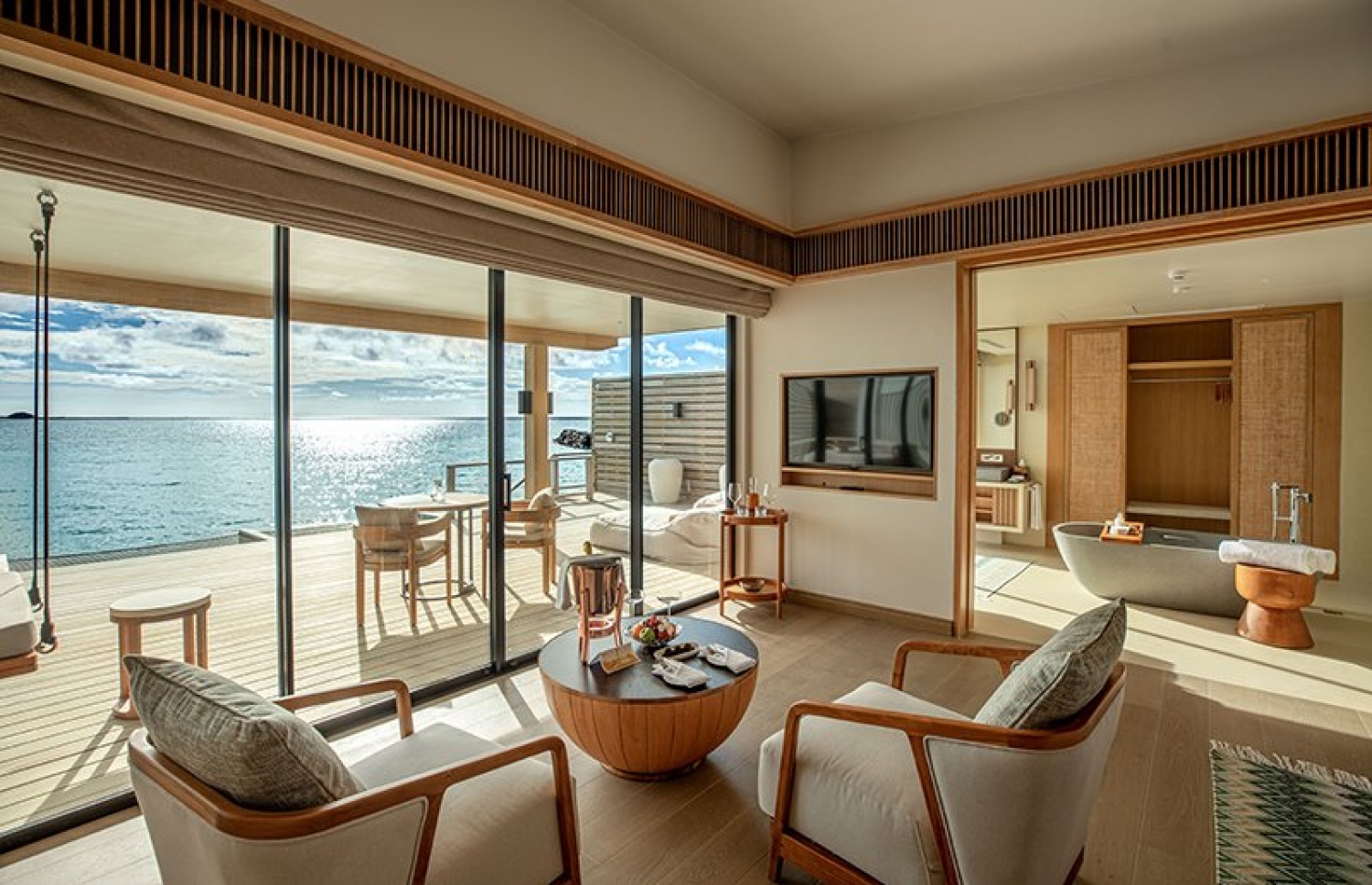 ކުޑަ ވިލިނގިލި ރިސޯޓުގެ ވޯޓާ ވިލާއެއް. މި ރިސޯޓުގައި 36 ވޯޓާ ވިލާ ހުރޭ. މި ރިސޯޓަށް ގެސްޓުން އަންނަން ފެށީ އިއްޔެ--