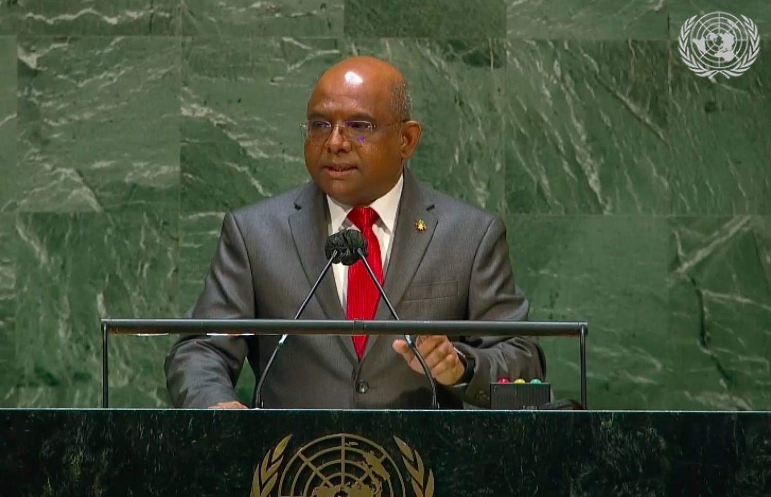 އދ.ގެ އާންމު މަޖިލީހުގެ ރައީސްކަމަށް އިންތިޚާބުކުރުމާ ގުޅިގެން ފޮރިން މިނިސްޓަރު އަބްދުﷲ ޝާހިދު އެ މަޖިލީހުގައި ވާހަކަ ދައްކަވަނީ. ފޮރިން ސާވިސް ބިލުން އުފެދެނީ މިިނިސްޓަރުގެ ކުޑަ ސަރުކާރެއް ކަމަށް ބައެއް މެމްބަރުން ތުހުމަތުކުރައްވާ.