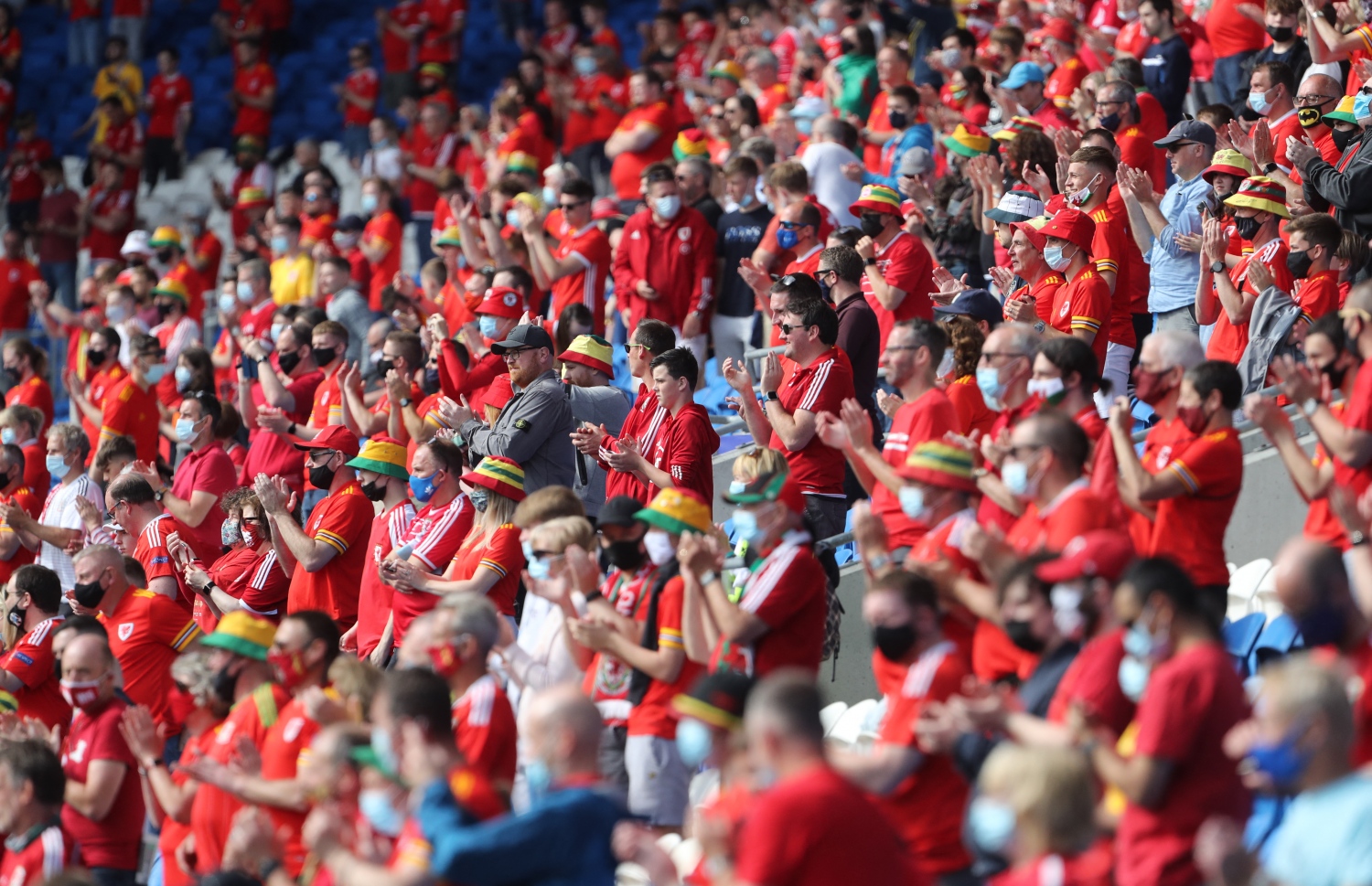 ވޭލްސް، ޖޫން 5، 2021: ޔޫރޯ 2020 އަށް ތައްޔާރުވުމުގެ ގޮތުން އަލްބޭނިއާއާ ދެކޮޅަށް ކުޅުނު މެޗުގައި ވޭލްސްގެ ސަޕޯޓަރުން ތަރުހީބު ދެނީ. --ފޮޓޯ:އޭއެފްޕީ