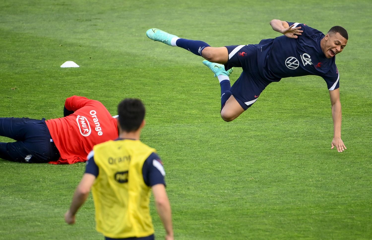 ޕެރިސް، ޖޫން 5، 2021: ޔޫރޯ 2020 އަށް ތައްޔާރުވުމުގެ ގޮތުން ފްރާންސް ޓީމުން ބޭއްވި ތަމްރީނުތަކުގައި ފޯވާޑް ކިލިއަން އެމްބާޕޭ ކީޕަރު އަތުން ބޯޅަ ހޯދަން އުޅުމުގެ ތެރޭގައި ވެއްޓެނީ. --ފޮޓޯ:އޭއެފްޕީ