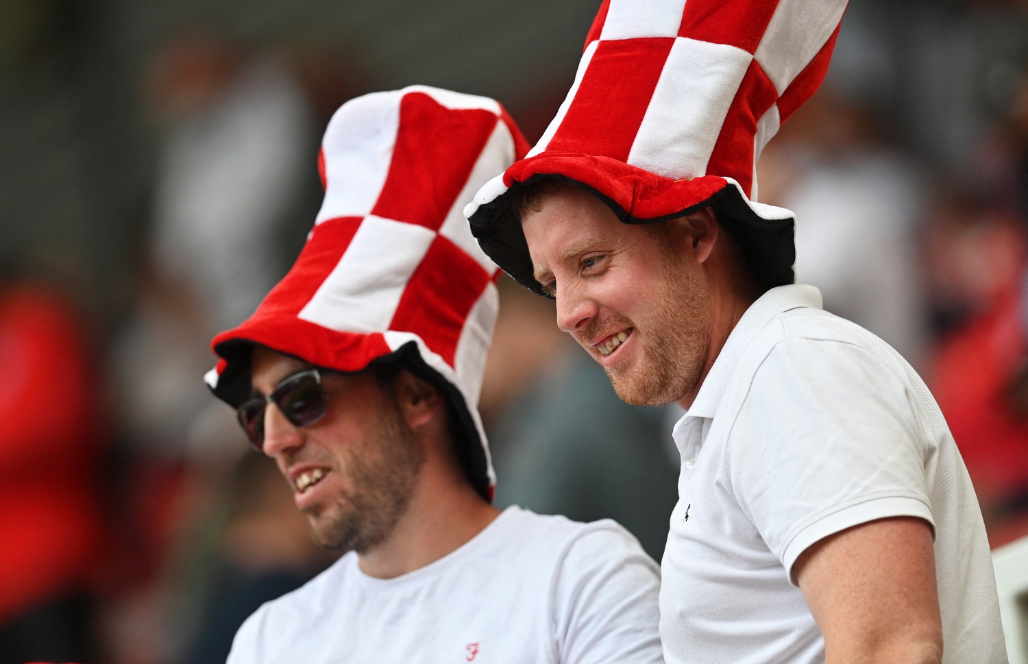 މިޑްލްސްބަރާ، ޖޫން 6، 2021: ޔޫރޯ 2020 އަށް ތައްޔާރުވުމުގެ ގޮތުން އިންގްލެންޑާއި ރުމޭނިއާ ކުޅުނު އެކުވެރިކަމުގެ މެޗުގައި ސަޕޯޓަރުން. --ފޮޓޯ:އޭއެފްޕީ