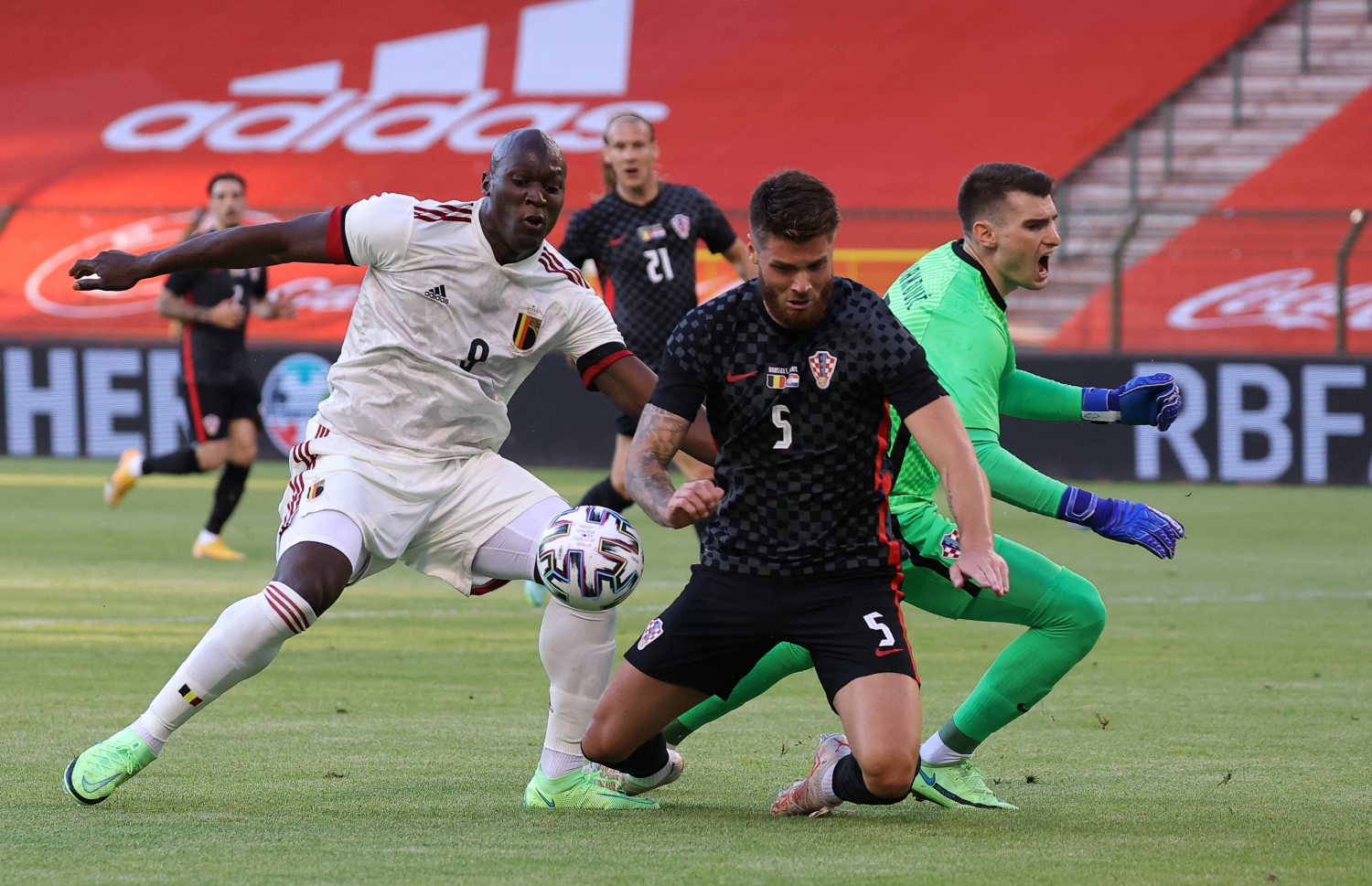 ބްރެސަލްސް، ޖޫން 6، 2021: ޔޫރޯ 2020 އަށް ތައްޔާރުވުމުގެ ގޮތުން ކްރޮއޭޝިއާއާ ދެކޮޅަށް ކުޅުނު އެކުވެރިކަމުގެ މެޗުގައި ބެލްޖިއަމްގެ ފޯވާޑް ލުކާކޫ (ވ) ބޯޅަ ހޯދަން މަސައްކަތް ކުރަނީ. --ފޮޓޯ:އޭއެފްޕީ