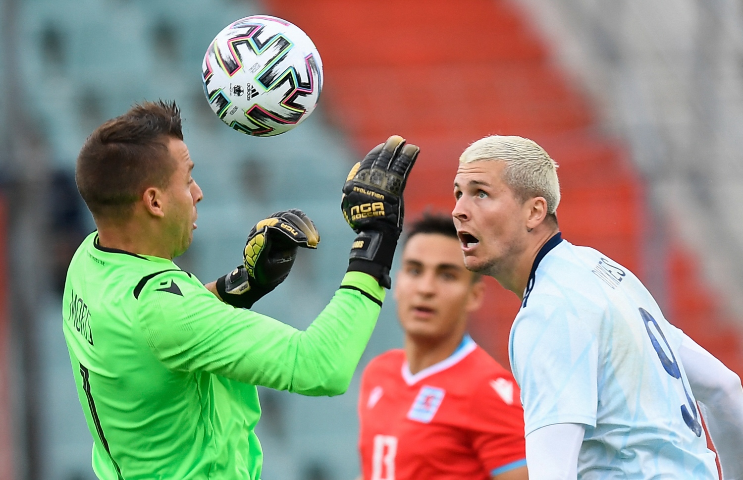 ލަގްޒަމްބާގު، ޖޫން 6، 2021: ޔޫރޯ 2020 އަށް ތައްޔާރުވުމުގެ ގޮތުން ލަގްޒަމްބާގާ ދެކޮޅަށް ކުޅުނު އެކުވެރިކަމުގެ މެޗުގައި ލަނޑު ޖެހުމަށް ސްކޮޓްލެންޑް ފޯވާޑް ލިންޑޮން (ކ) މަސައްކަތް ކުރަނީ. --ފޮޓޯ:އޭއެފްޕީ