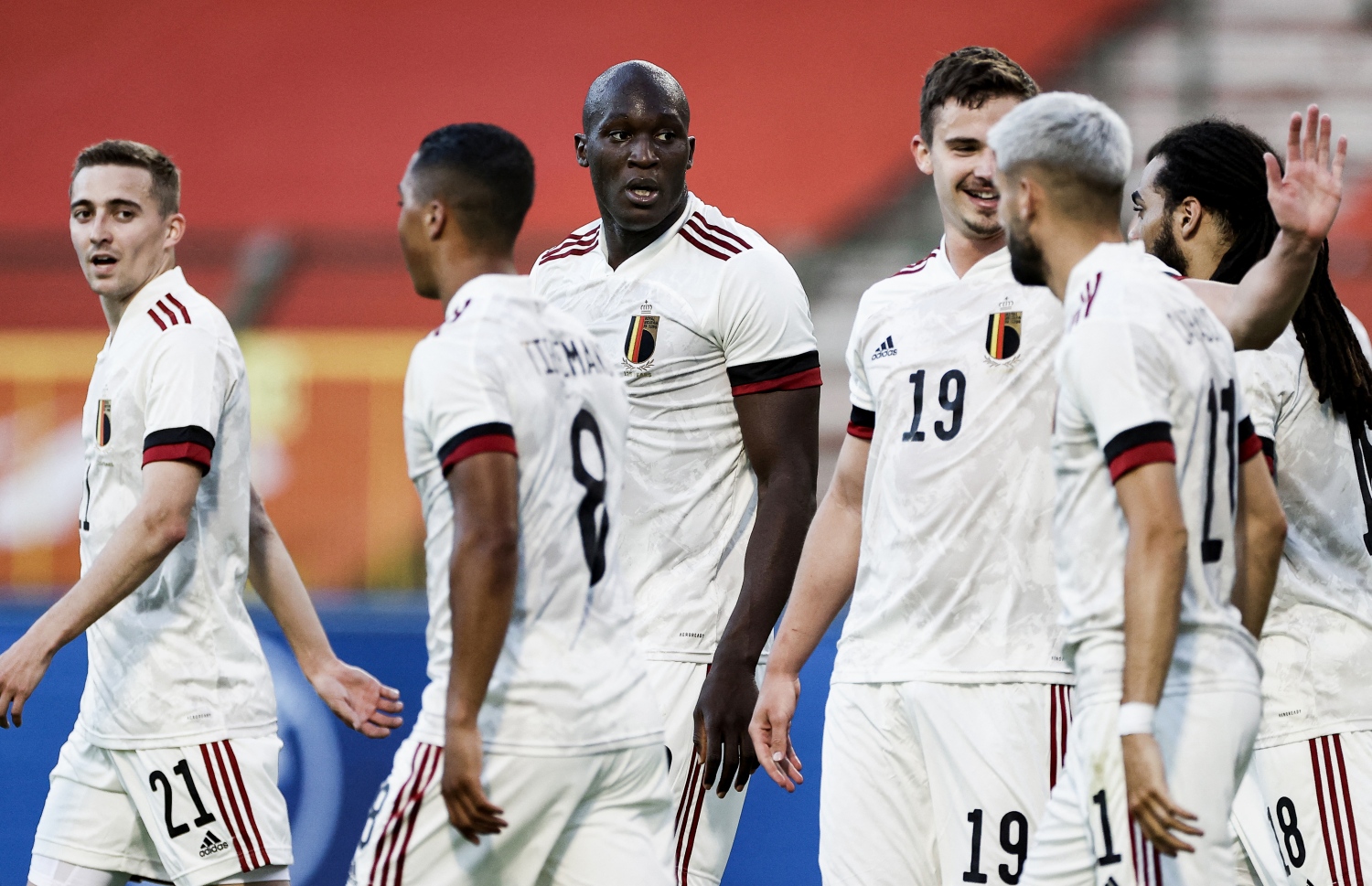 ބްރެސަލްސް، ޖޫން 6، 2021: ޔޫރޯ 2020 އަށް ތައްޔާރުވުމުގެ ގޮތުން ކްރޮއޭޝިއާއާ ދެކޮޅަށް ކުޅުނު އެކުވެރިކަމުގެ މެޗުގައި ލަނޑު ޖެހުމަށް ފަހު ބެލްޖިއަމްގެ ކުޅުންތެރިން އުފާފާޅު ކުރަނީ. --ފޮޓޯ:އޭއެފްޕީ