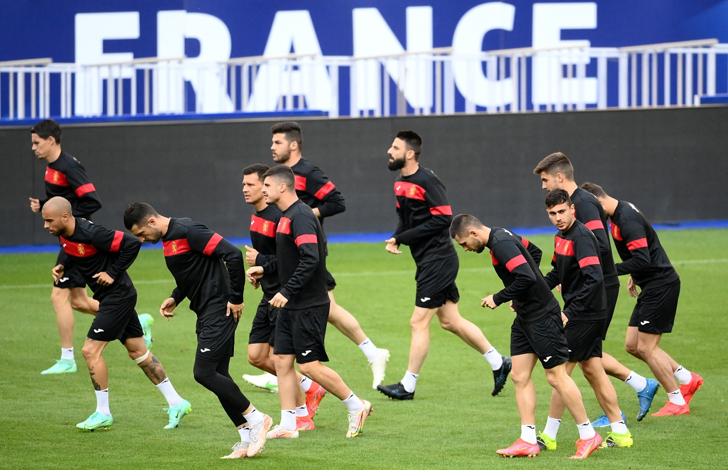 ޕެރިސް، ޖޫން 7، 2021: ޔޫރޯ 2020 އަށް ތައްޔާރުވުމުގެ ގޮތުން ފްރާންސްއާ ދެކޮޅަށް ކުޅުނު އެކުވެރިކަމުގެ މެޗުގެ ކުރިން ބަލްގޭރިއާގެ ކުޅުންތެރިން ތަމްރީނުތައް ކުރިއަށް ގެންދަނީ. --ފޮޓޯ:އޭއެފްޕީ