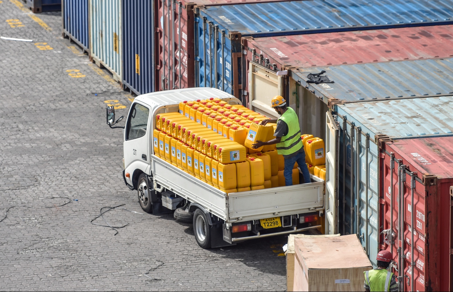 އެމްޕީއެލްގައި ކޮންޓެއިނަރަކުން މުދާ އަރުވަނީ: މުދާ އެތެރެކުރުމުގައި އޮތް ދަތިތައް ބޮޑު -- ފައިލް ފޮޓޯ: މިހާރު