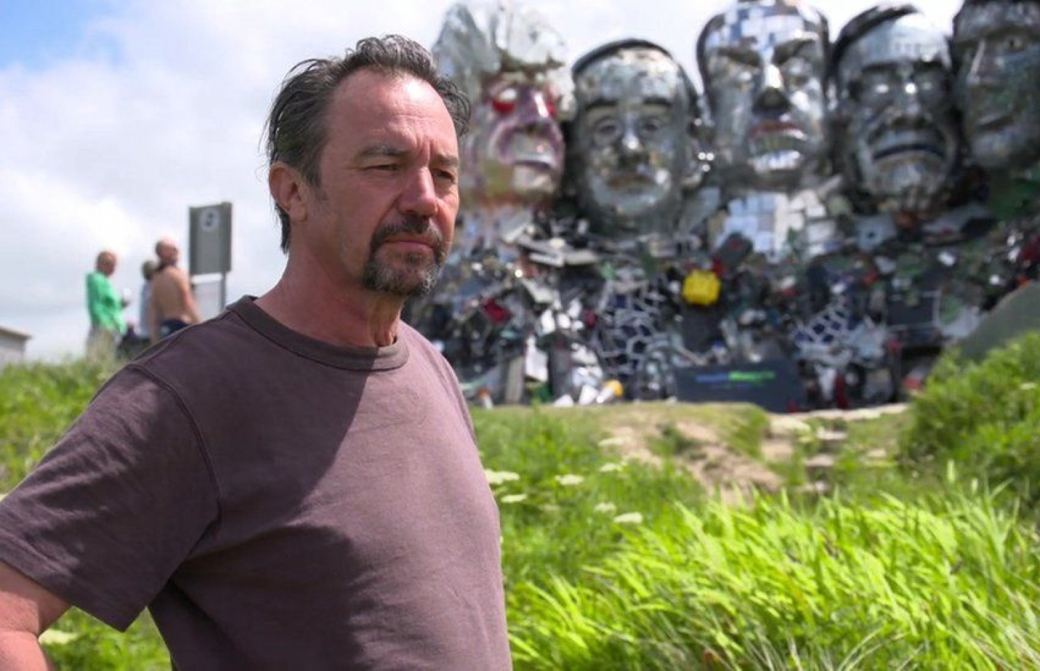 އީ-ވޭސްޓުން ސްކަލްޕްޗާ ހެދި ޖޯ.