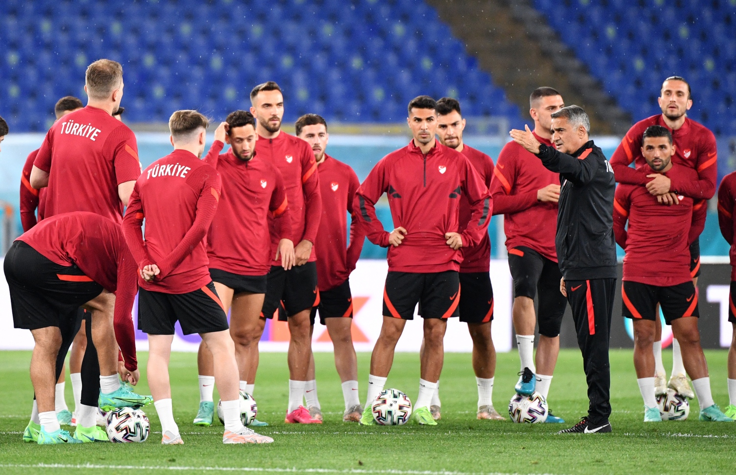 ތުރުކީގެ ކުޅުންތެރިން ރޭ އޮތް ފަރިތަކުރުންތަކުގައި. -- ފޮޓޯ / އޭއެފްޕީ