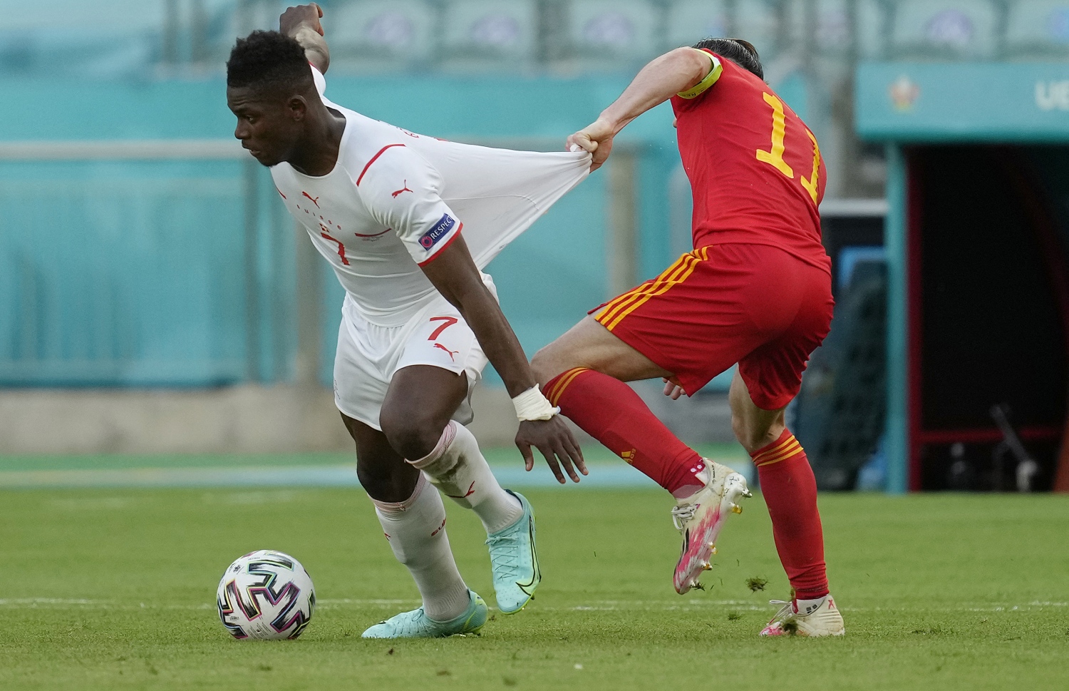 ސްވިޓްޒަލޭންޑްގެ އެމްބޯލޯ އަތުން ބޯޅަ ހޯދުމަށް ވޭލްސްގެެ ބޭލް މަސައްކަތްކުރަނީ. -- ފޮޓޯ / އޭއެފްޕީ