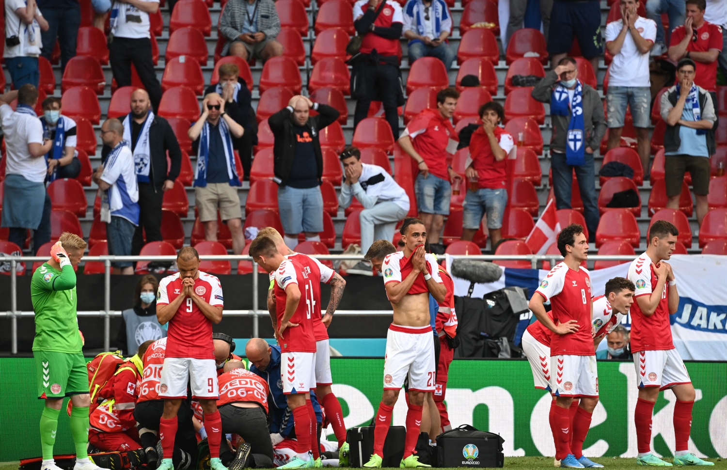 ކޯޕަންހޭގަން - (ޖޫން 12، 2021) ޔޫރޯ 2020 ގެ ގްރޫޕް ބީ ގެ ފުރަތަމަ މެޗުގައި ޑެންމާކް އާއި ފިންލެންޑް ކުޅުނު މެޗުގައި ޑެންމާކްގެ މިޑްފީްލޑަރު ކްރިސްޓިއަން އެރިކްސަން ދަނޑު މައްޗަށް ވެއްޓި ހޭ ނެތުމުން މެޗު ވަނީ ސަސްޕެންޑް ކޮށްފައި.