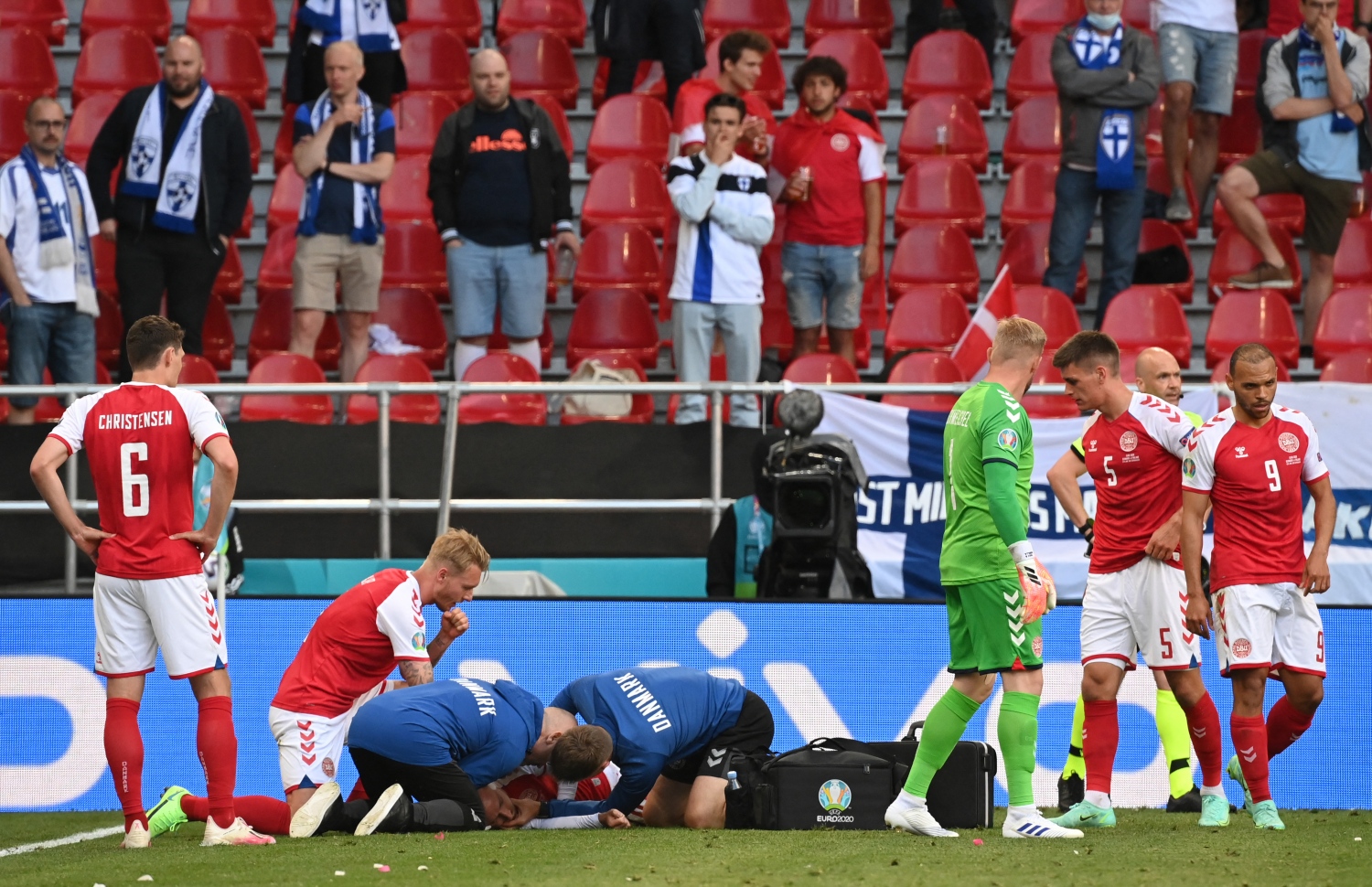 ޔޫރޯ 2020 ގެ ގްރޫޕް ބީ ގެ ފުރަތަމަ މެޗުގައި ޑެންމާކް އާއި ފިންލެންޑް ކުޅުނު މެޗުގައި ޑެންމާކްގެ މިޑްފީްލޑަރު ކްރިސްޓިއަން އެރިކްސަން ދަނޑު މައްޗަށް ވެއްޓި ހޭ ނެތުމުން މެޗު ވަނީ ސަސްޕެންޑް ކޮށްފަ