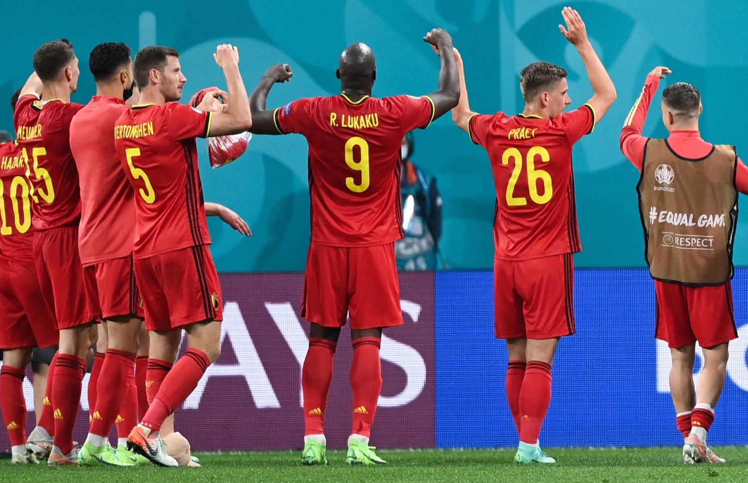 މޮސްކޯ: ޖޫން 13، 2021: ޔޫރޯ 2020 ގެ ބެލްޖިއަމް އަދި ރަޝިއާ ބައްދަލުކުރި މެޗު ނިންމާލުމަށްފަހު ބެލްޖިއަމްގެ ކުޅުންތެރިން އުފާފާޅުކުރަނީ: މި މެޗުގައި ބެލްޖިއަމް ވަނީ 0-3 އިން ރަޝިޔާގެ މައްޗަށް ކުރިހޯދާފައި.-- ފޮޓޯ: އޭއެފްޕީ