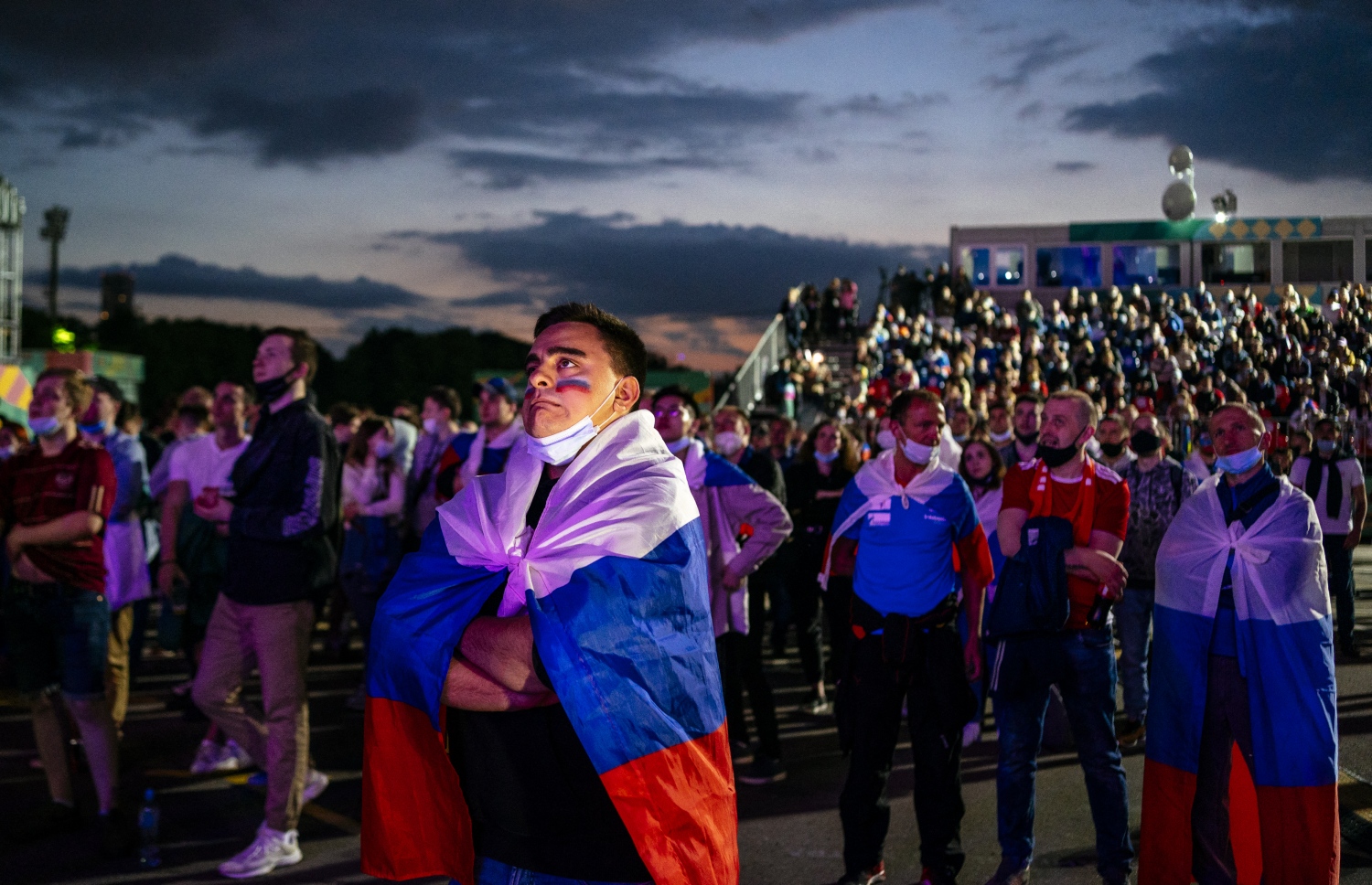 މޮސްކޯ: ޖޫން 13، 2021: ޔޫރޫ 2020 ގެ ބެލްޖިއަމް އަދި ރަޝިއާ ބައްދަލުކުރި މެޗުގައި ރަޝިޔާގެ ސަޕޯޓަރުންތަކެއް އެ ޓީމަށް ސަޕޯޓުކުރަނީ: މި މެޗުގައި ބެލްޖިއަމް ވަނީ 0-3 އިން ރަޝިޔާ މައްޗަށް ކުރިހޯދާފައި.-- ފޮޓޯ: އޭއެފްޕީ