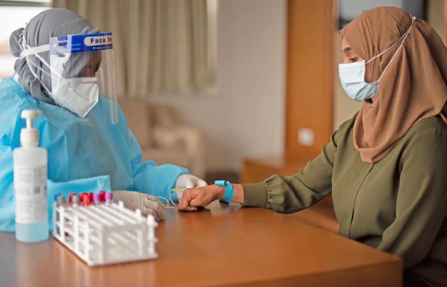 ޓްރީޓޮޕްގައި މީހަކަށް ފަރުވާކުރަނީ: އައިވީއެފްގެ ހިދުމަތް ފެށުމަކީ މި ހޮސްޕިޓަލުގެ މުހިންމު އަމާޒެއް -- ފައިލް ފޮޓޯ: މިހާރު