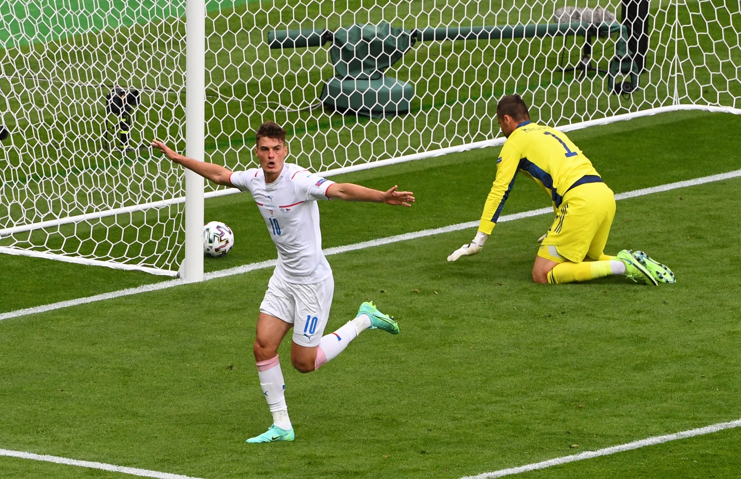 ޝިކް ފުރަތަމަ ލަނޑު ޖެހުމަށް ފަހު އުފާފާޅު ކުރަނީ --- ފޮޓޯ: އޭއެފްޕީ