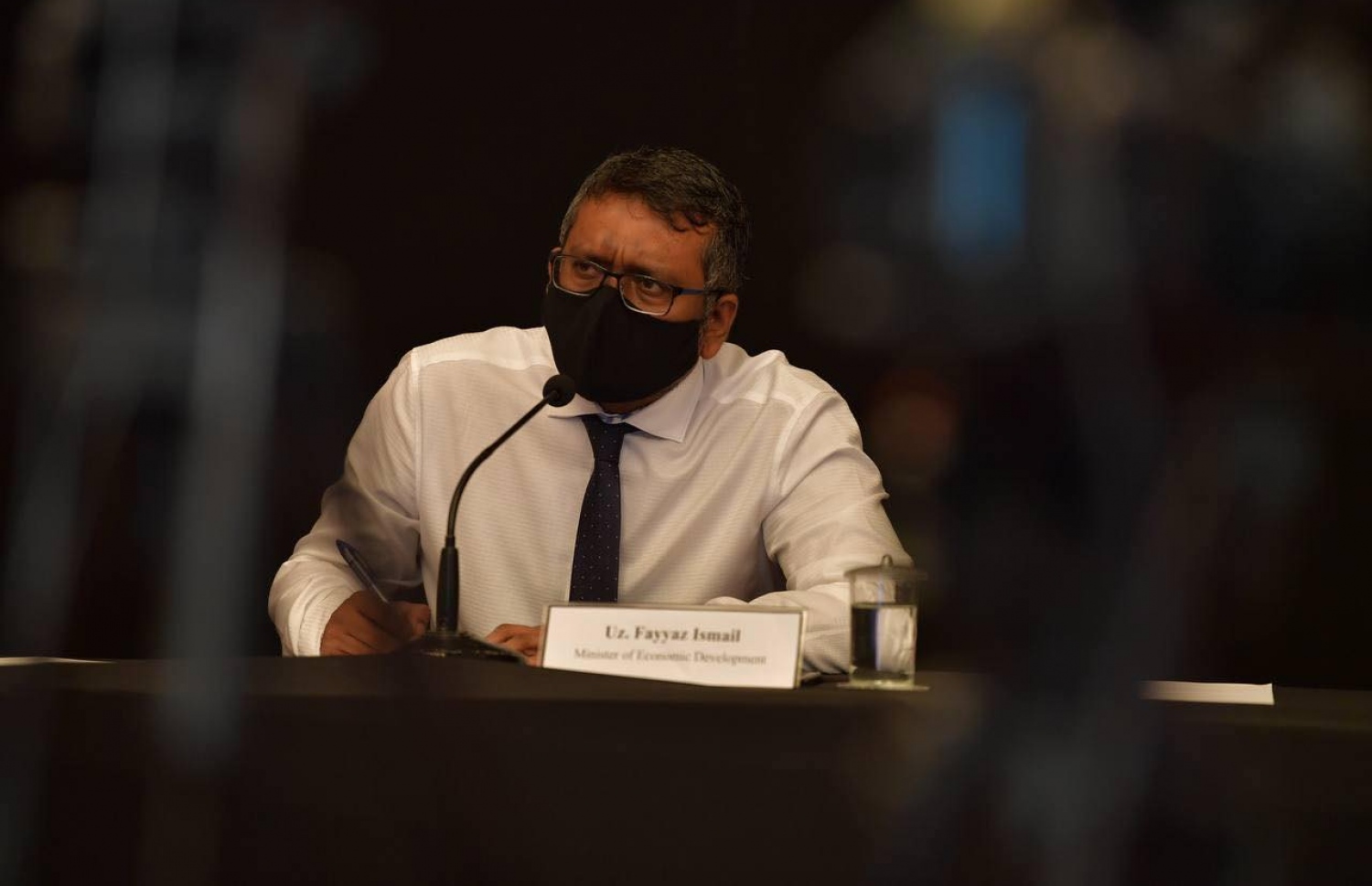 އިކޮނޮމިކް މިނިސްޓަރު ފައްޔާޒް އިސްމާއިލް ރޭ ބޭއްވި ނޫސްވެރިންގެ ބައްދަލުވުމުގައި ވާހަކަ ދައްކަނީ: ހަނިމާދޫގައި އެއާޕޯޓު ބޮޑު ކުރަން ރަށު ރައްޔިތުން ބޭނުން ނުވާ ނަމަ އެކަން އެގޮތަށް ކުރާނަން