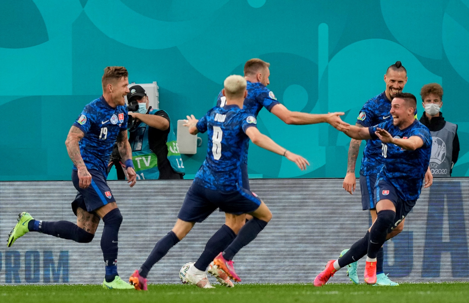 ސްލޮވޭކިއާ ކުޅުންތެރިން ލަނޑު ޖެހުަމށް ފަހު އުފާފާލު ކުރަނީ --- ފޮޓޯ: އޭއެފްޕީ