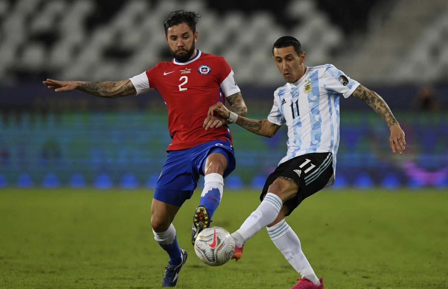 އާޖެންޓީނާގެ ޑިމާރިއާ (ކ) އާއި ޗިލީގެ މެނާ ބޯޅަ ހޯދުމަށް މަސައްކަތްކުރަނީ. -- ފޮޓޯ / އޭއެފްޕީ