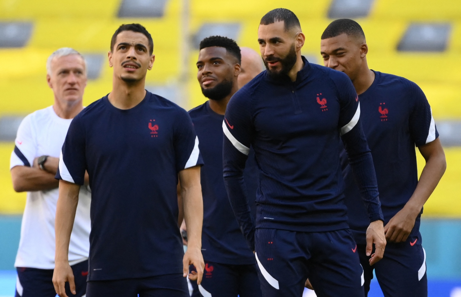 ފްރާންސްގެ ބެންޒެމާ (ކ) ޓީމުގެ ކުޅުންތެރިންނާއެކު. -- ފޮޓޯ / އޭއެފްޕީ