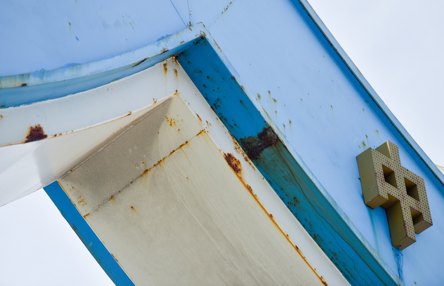 ސިނަމާލެ ބްރިޖުގެ މައި ދޮރޯށީގައި ދަބަރު ފޮޅި، މާލޭގެ މޫނުމަތި ހަޑިވެފައި--. ފޮޓޯ: ނިޝާން އަލީ/މިހާރު