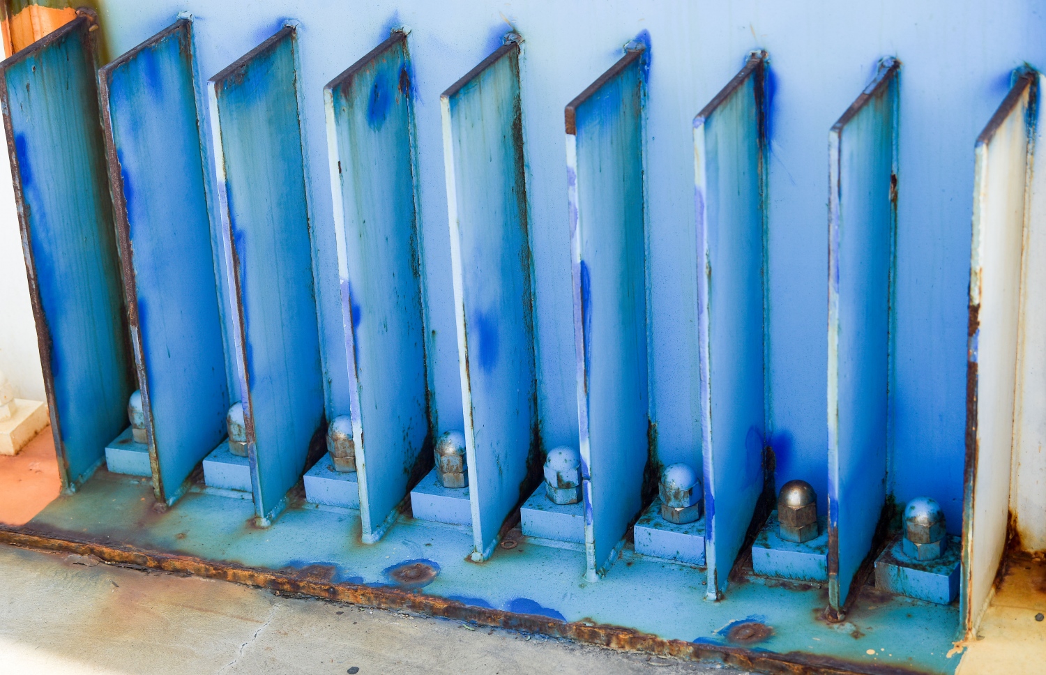 ސިނަމާލެ ބްރިޖުގެ މައި ދޮރޯށީގައި ދަބަރު ފޮޅި، މާލޭގެ މޫނުމަތި ހަޑިވެފައި--. ފޮޓޯ: ނިޝާން އަލީ/މިހާރު