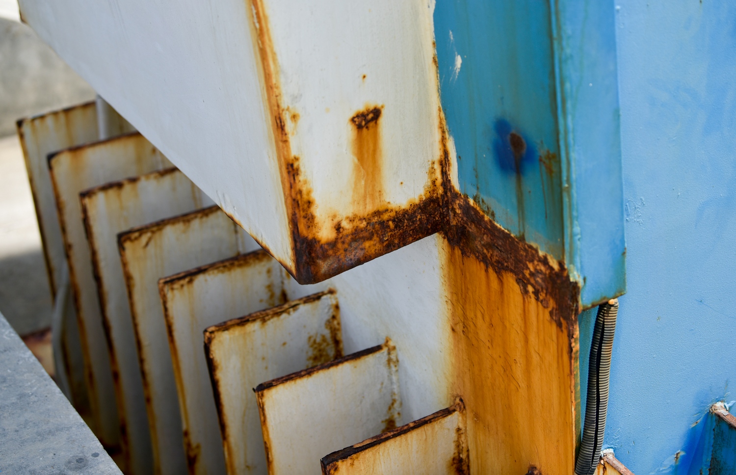 ސިނަމާލެ ބްރިޖުގެ މައި ދޮރޯށީގައި ދަބަރު ފޮޅި، މާލޭގެ މޫނުމަތި ހަޑިވެފައި--. ފޮޓޯ: ނިޝާން އަލީ/މިހާރު