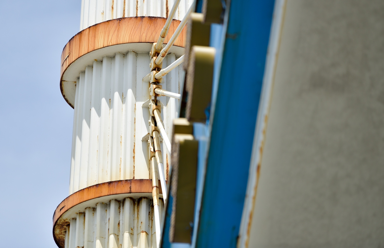 ސިނަމާލެ ބްރިޖުގެ މައި ދޮރޯށީގައި ދަބަރު ފޮޅި، މާލޭގެ މޫނުމަތި ހަޑިވެފައި--. ފޮޓޯ: ނިޝާން އަލީ/މިހާރު