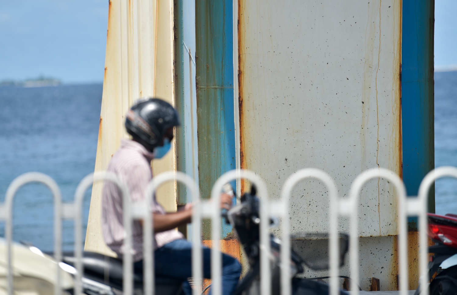 ސިނަމާލެ ބްރިޖުގެ މައި ދޮރޯށީގައި ދަބަރު ފޮޅި، މާލޭގެ މޫނުމަތި ހަޑިވެފައި--. ފޮޓޯ: ނިޝާން އަލީ/މިހާރު