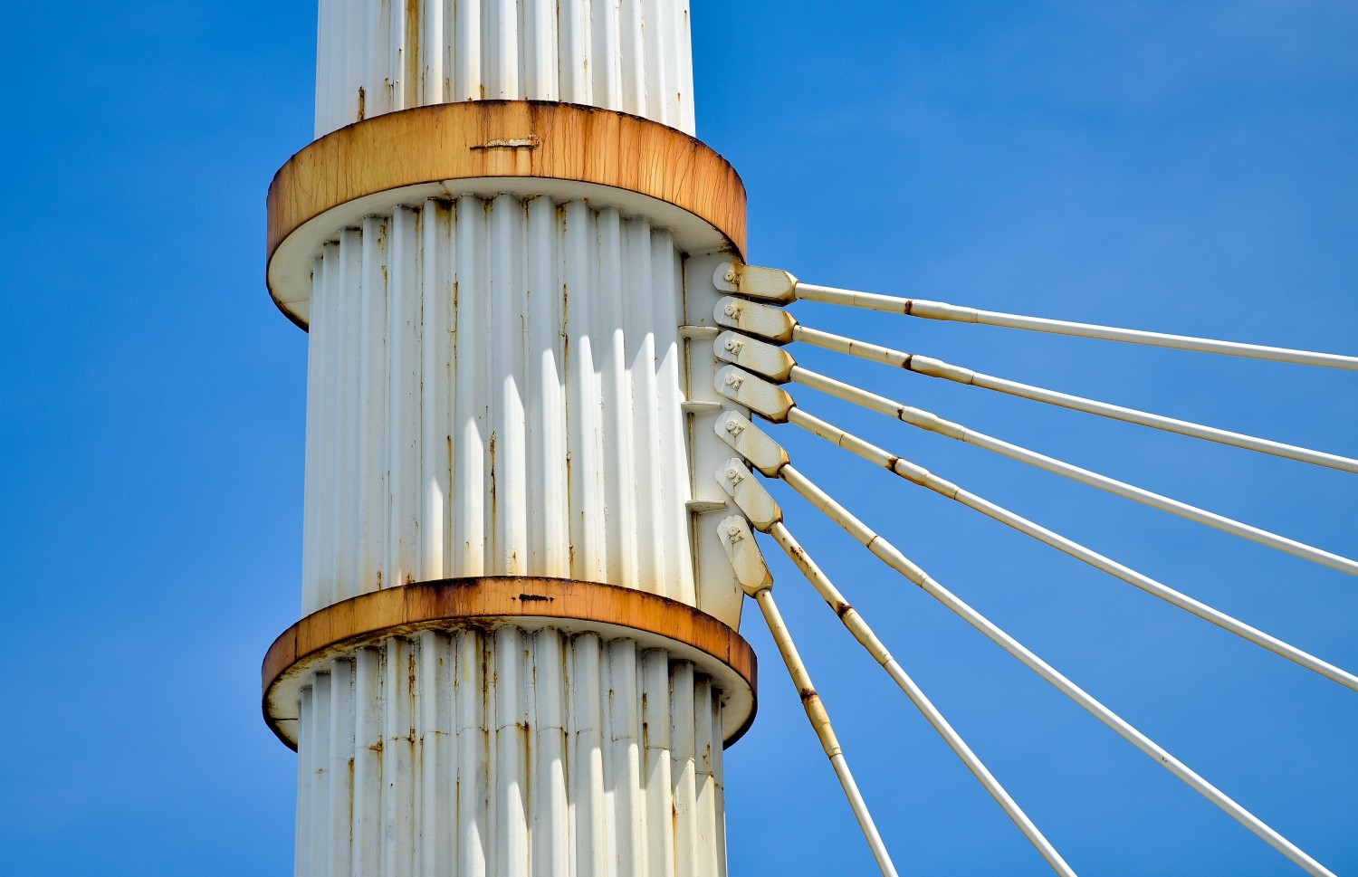 ސިނަމާލެ ބްރިޖުގެ މައި ދޮރޯށީގައި ދަބަރު ފޮޅި، މާލޭގެ މޫނުމަތި ހަޑިވެފައި--. ފޮޓޯ: ނިޝާން އަލީ/މިހާރު