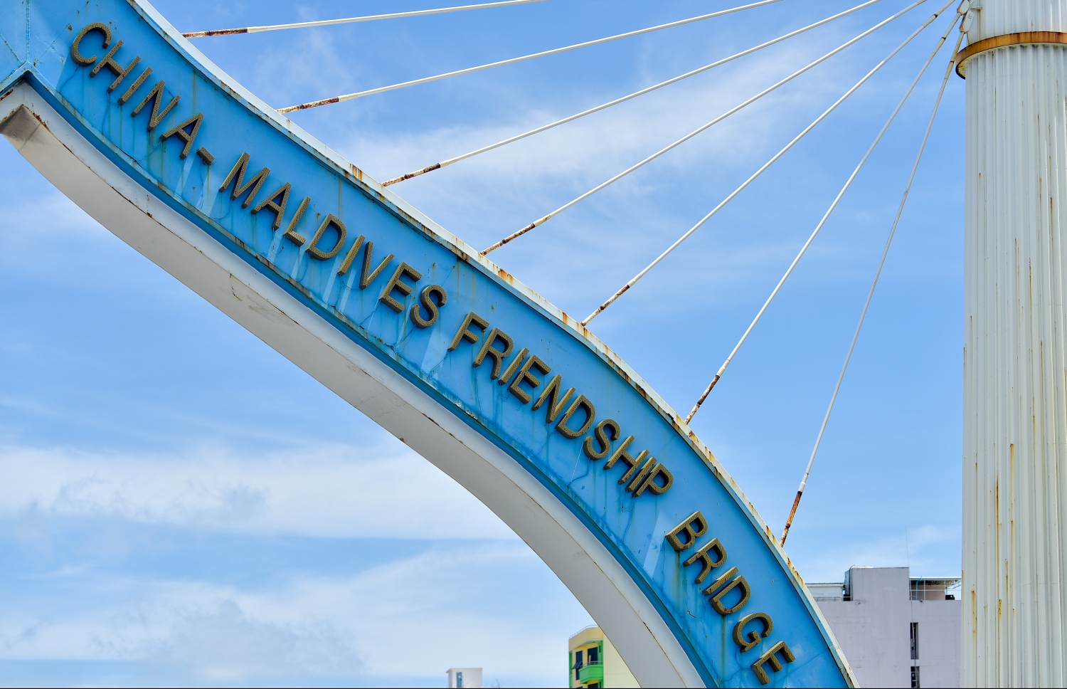 ސިނަމާލެ ބްރިޖުގެ މައި ދޮރޯށީގައި ދަބަރު ފޮޅި، މާލޭގެ މޫނުމަތި ހަޑިވެފައި--. ފޮޓޯ: ނިޝާން އަލީ/މިހާރު