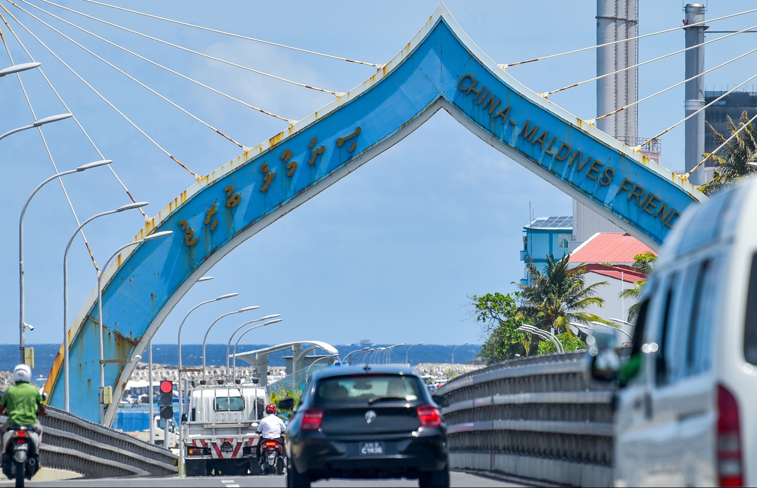 ސިނަމާލެ ބްރިޖުގެ މައި ދޮރޯށީގައި ދަބަރު ފޮޅި، މާލޭގެ މޫނުމަތި ހަޑިވެފައި--. ފޮޓޯ: ނިޝާން އަލީ/މިހާރު