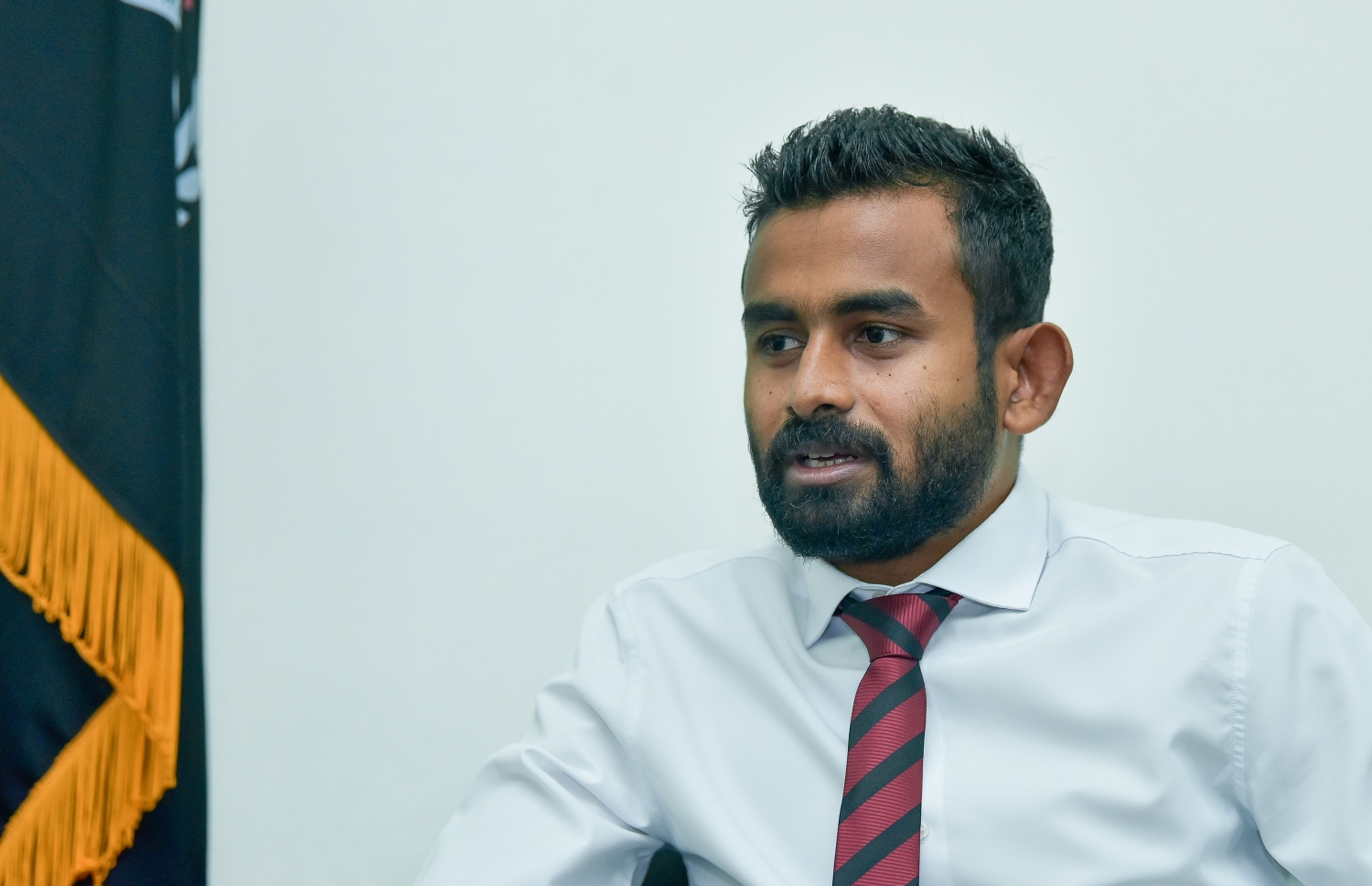 ކޮމިޝަނާ އޮފް ޕްރިޒަންސް އަހުމަދު މުހައްމަދު އިއްޔެ "މިހާރު" އަށް އިންޓަވިއުދެއްވަނީ.-- ފޮޓޯ: އަހުމަދު އަވްޝަން/ މިހާރު