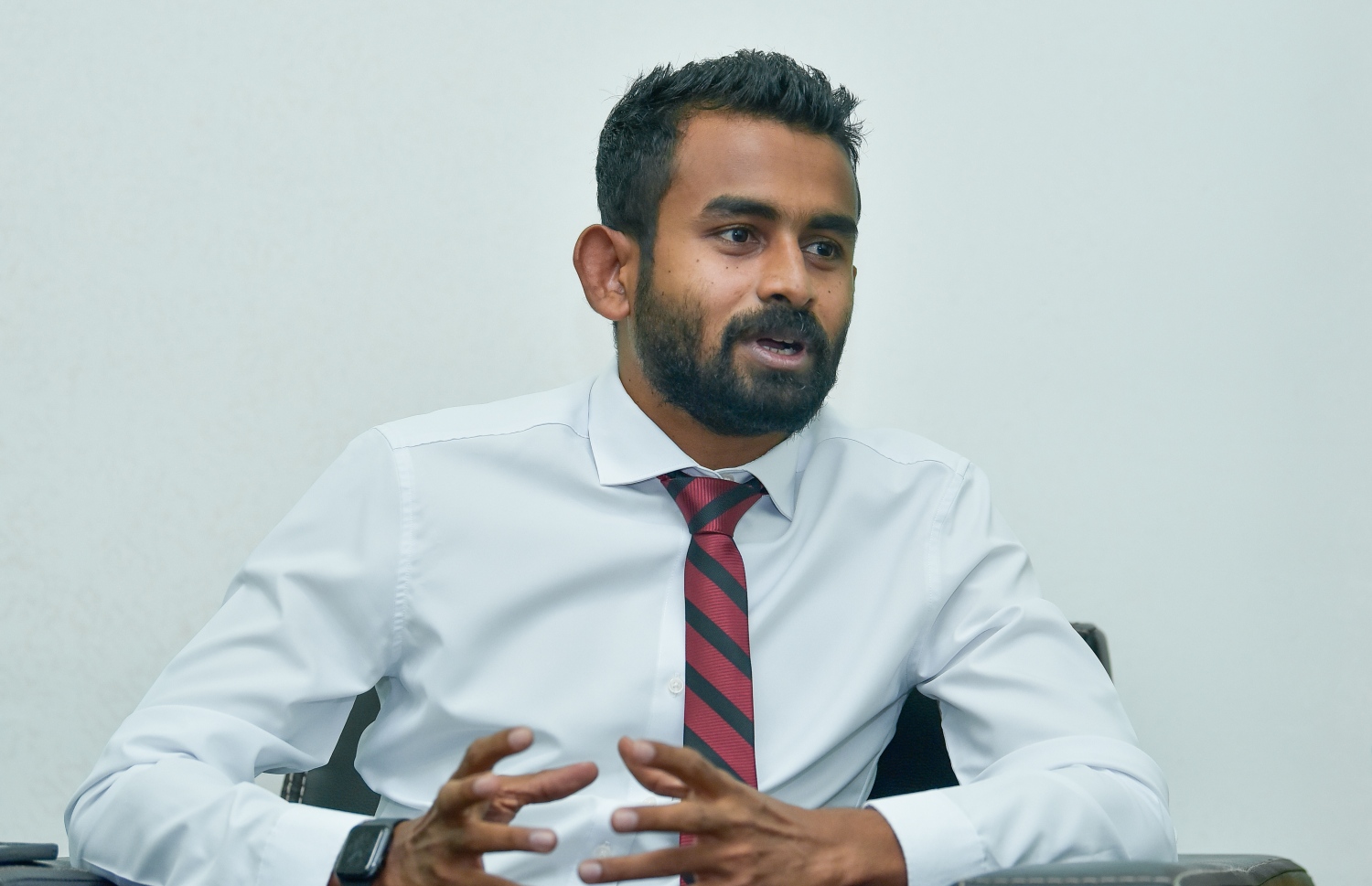 ކޮމިޝަނާ އޮފް ޕްރިޒަންސް އަހުމަދު މުހައްމަދު "މިހާރު" އަށް އިންޓަވިއުދެއްވަނީ.-- ފައިލް ފޮޓޯ: މިހާރު