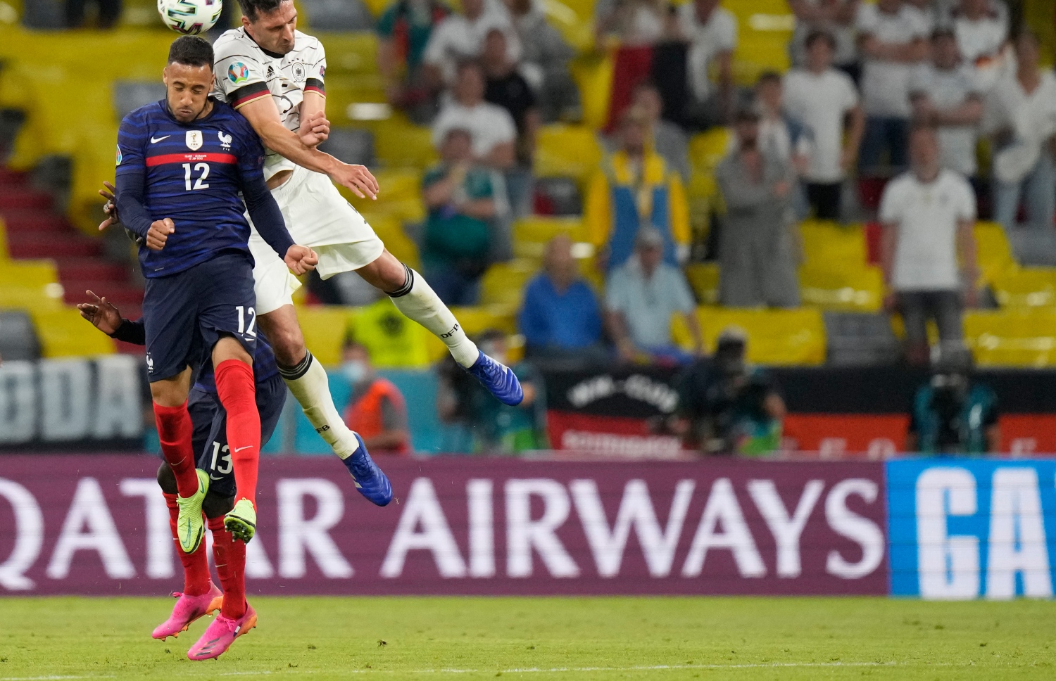 މިއުނިކް: ޖޫން 16، 2021: ޔޫރޯ 2020ގެ ގުރޫޕް އެފްގައި ފްރާންސް އާއި ޖަރުމަން ބައްދަލުކުރި މެޗުގައި ފްރާންސްގެ މިޑްފީލްޑަރު ކޮރެންޓިން ޓޮލީސޯ ބޮލުން ޖެހި ބޯޅަ ޖަރުމަނުގެ މިޑްފީލްޑަރު މެޓްސް ހަމެލްސް މަތަކުރަނީ: މި މެޗުގައި ޖަރުމަނު އަތުން 0-1 ން ފްރާންސް ވަނީ ކުރިހޯދާފައި.-- ފޮޓޯ: އޭއެފްޕީ