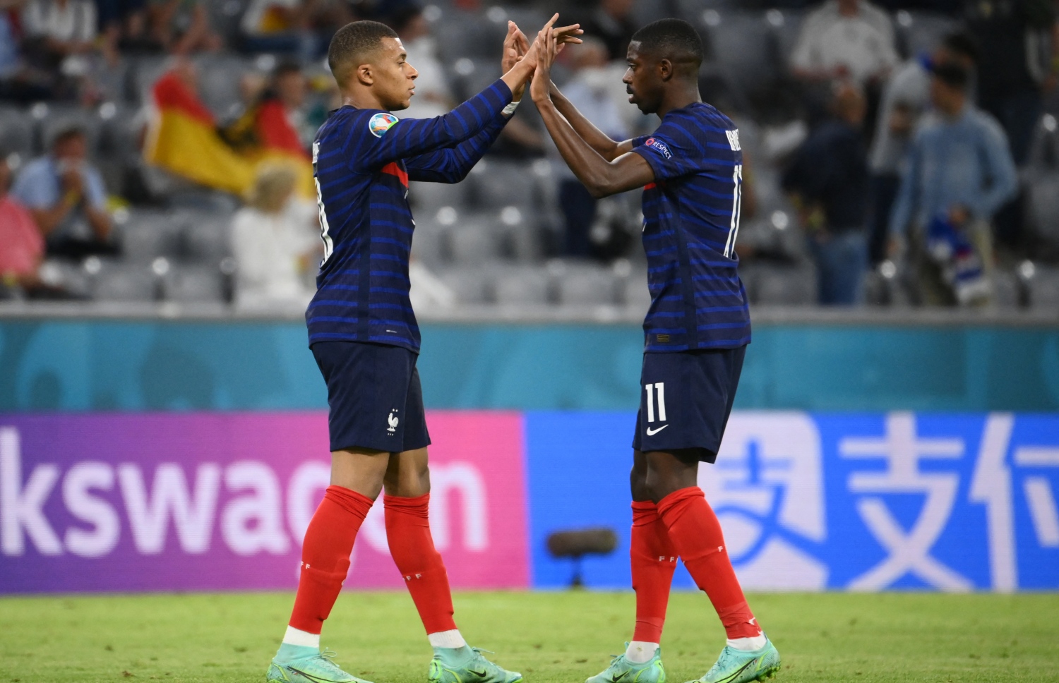 މިއުނިކް: ޖޫން 16، 2021: ޔޫރޯ 2020ގެ ގުރޫޕް އެފްގައި ފްރާންސް އާއި ޖަރުމަން ބައްދަލުކުރި މެޗު ނިންމާލުމަށްފަހު ފްރާންސްގެ ފޯވާޑް އެމްބާޕޭ(ވ) ފްރާންސްގެ ފޯވާޑް އޮސްމާން ޑެމްބްލޭ އަށް އުފާފާޅުކުރަނީ: މި މެޗުގައި ޖަރުމަނު އަތުން 0-1 ން ފްރާންސް ވަނީ ކުރިހޯދާފައި.-- ފޮޓޯ: އޭއެފްޕީ