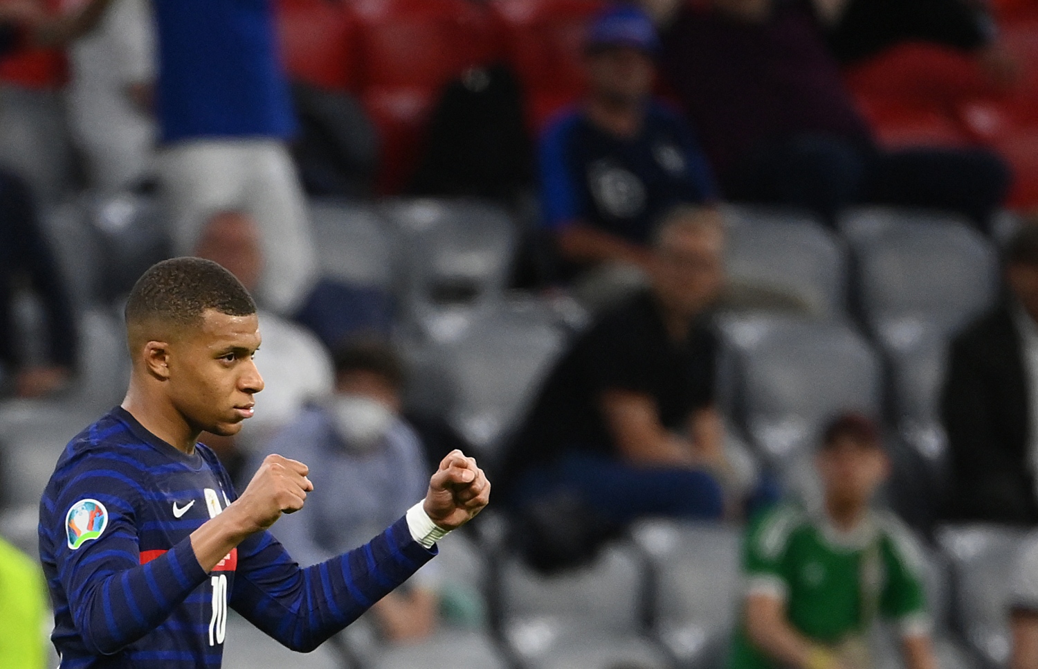 މިއުނިކް: ޖޫން 16، 2021: ޔޫރޯ 2020ގެ ގުރޫޕް އެފްގައި ފްރާންސް އާއި ޖަރުމަން ބައްދަލުކުރި މެޗު ނިންމާލުމަށްފަހު ފްރާންސްގެ ފޯވާޑް އެމްބާޕޭ އުފާފާޅުކުރަނީ: މި މެޗުގައި ޖަރުމަނު އަތުން 0-1 ން ފްރާންސް ވަނީ ކުރިހޯދާފައި.-- ފޮޓޯ: އޭއެފްޕީ