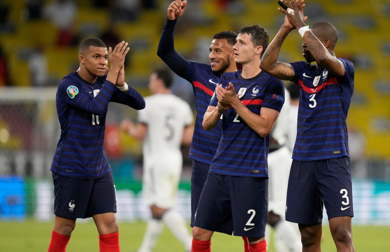 މިއުނިކް: ޖޫން 16، 2021: ޔޫރޯ 2020ގެ ގުރޫޕް އެފްގައި ފްރާންސް އާއި ޖަރުމަން ބައްދަލުކުރި މެޗު ނިންމާލުމަށްފަހު ފްރާންސް ޓީމުގެ ކުޅުންތެރިން ސަޕޯޓަރުންނަށް ހިނިތުންވެލަނީ: މި މެޗުގައި ޖަރުމަނު އަތުން 0-1 އިން ފްރާންސް ވަނީ ކުރިހޯދާފައި.-- ފޮޓޯ: އޭއެފްޕީ