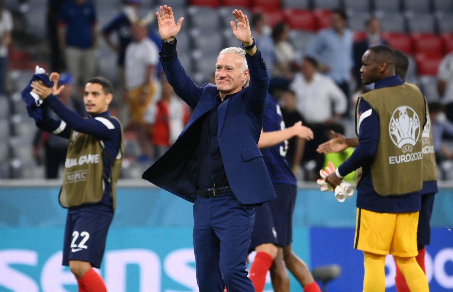 މިއުނިކް: ޖޫން 16، 2021: ޔޫރޯ 2020ގެ ގުރޫޕް އެފްގައި ފްރާންސް އާއި ޖަރުމަން ބައްދަލުކުރި މެޗު ނިންމާލުމަށް ފަހު ފްރާންސްގެ ކޯޗު ޑިޑިއާ ޑެޝޯމްޕްސް ސަޕޯޓަރުންނަށް ހިނިތުންވެލަނީ: މި މެޗުގައި ޖަރުމަނު އަތުން 0-1 އިން ފްރާންސް ވަނީ ކުރިހޯދާފައި.-- ފޮޓޯ: އޭއެފްޕީ