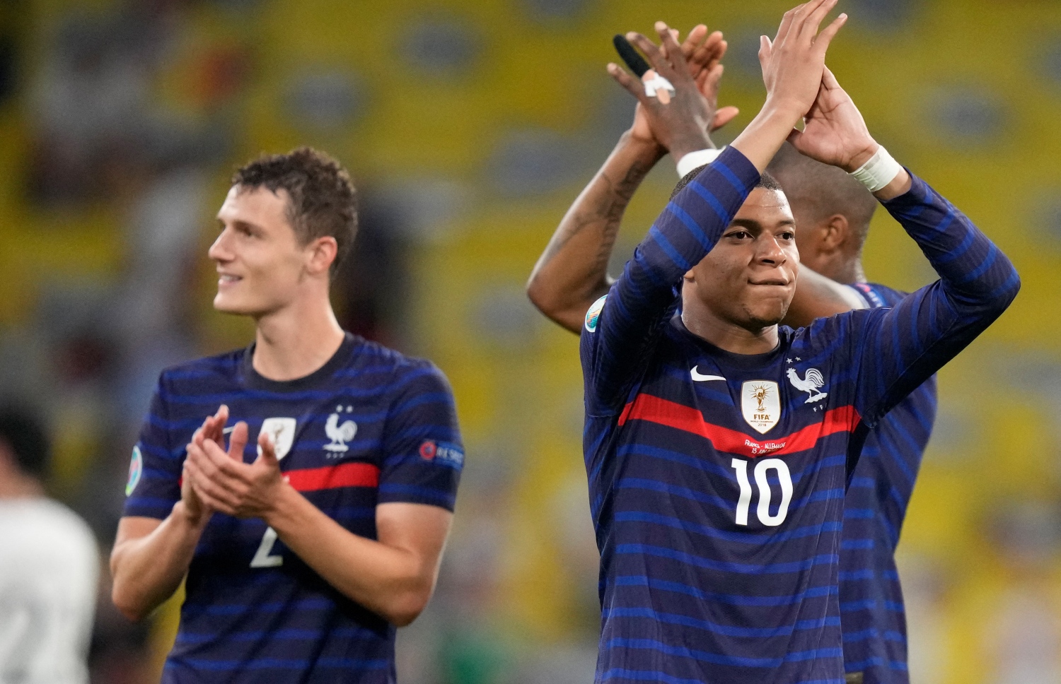 މިއުނިކް: ޖޫން 16، 2021: ޔޫރޯ 2020ގެ ގުރޫޕް އެފްގައި ފްރާންސް އާއި ޖަރުމަން ބައްދަލުކުރި މެޗު ނިންމާލުމަށްފަހު ފްރާންސްގެ ފޯވާޑް އެމްބާޕޭ ސްޕޯޓަރުންނަށް ހިނިތުންވެލަނީ: މި މެޗުގައި ޖަރުމަނު އަތުން 0-1 ން ފްރާންސް ވަނީ ކުރިހޯދާފައި.-- ފޮޓޯ: އޭއެފްޕީ