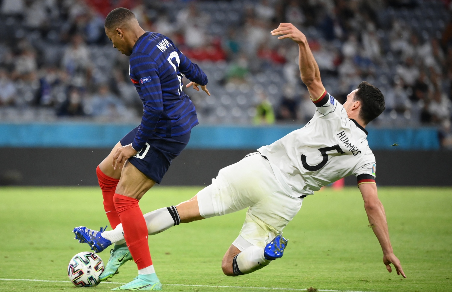 މިއުނިކް: ޖޫން 16، 2021: ޔޫރޯ 2020ގެ ގުރޫޕް އެފްގައި ފްރާންސް އާއި ޖަރުމަން ބައްދަލުކުރި މެޗުގައި ޖަރުމަނުގެ ޑިފެންޑަރު މެޓްސް ހަމެލްސް ފްރާންސްގެ ފޯވާޑް ކިލިއަން އެމްބާޕޭ ބޯޅަ ހޯދުމަށް މަސައްކަތް ކުރަނީ: މި ޗުގައި ޖަރުމަނު އަތުން 0-1 އިން ފްރާންސް ވަނީ ކުރިހޯދާފައި.-- ފޮޓޯ: އޭއެފްޕީ