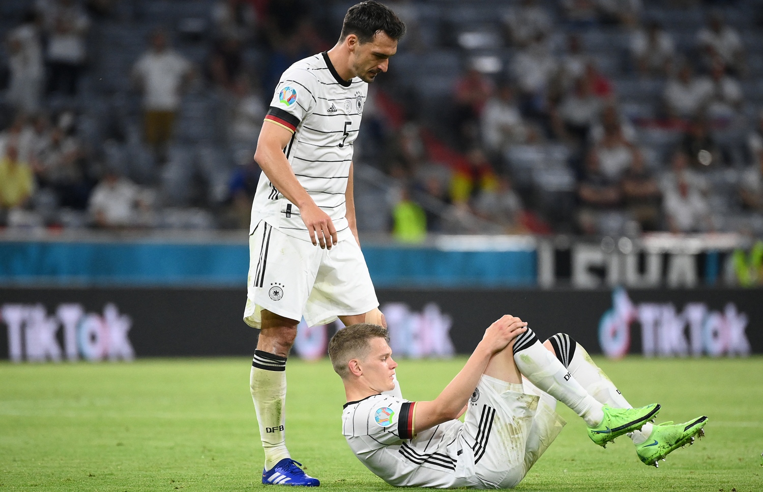 މިއުނިކް: ޖޫން 16، 2021: ޔޫރޯ 2020ގެ ގުރޫޕް އެފްގައި ފްރާންސް އާއި ޖަރުމަން ބައްދަލުކުރި މެޗުގައި ޖަރުމަނުގެ ޑިފެންޑަރު މެތިއަސް ޖިންޓާ މެޗުގެ މެދުތެރެއިން ދަނޑުމަތީގައި ވަރުބަލިކަން ފިލުވާލުމަަށް އިށީންދެގެން: މި ޗުގައި ޖަރުމަނު އަތުން 0-1 ން ފްރާންސް ވަނީ ކުރިހޯދާފައި.-- ފޮޓޯ: އޭއެފްޕީ