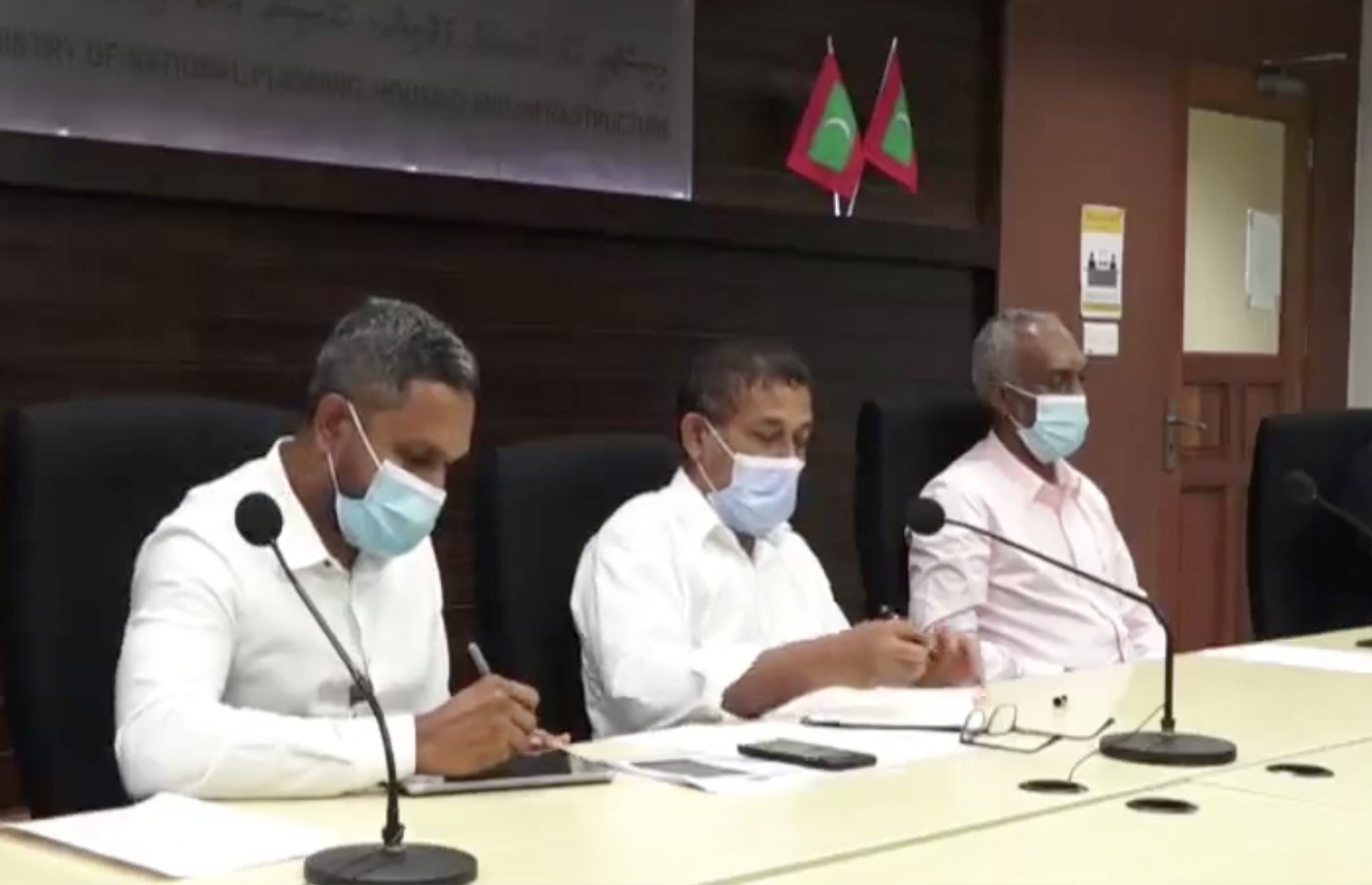 ހައުސިން މިނިސްޓަރު އަސްލަމާއި މާލޭގެ މޭޔަރު މުއިއްޒު ހައުސިން މިނިސްޓްރީގައި ބައްދަލުކުރައްވަނީ: ސިޓީ ކައުންސިލާއި ސަރުކާރުގެ ކޯޅުން ބޮޑު.