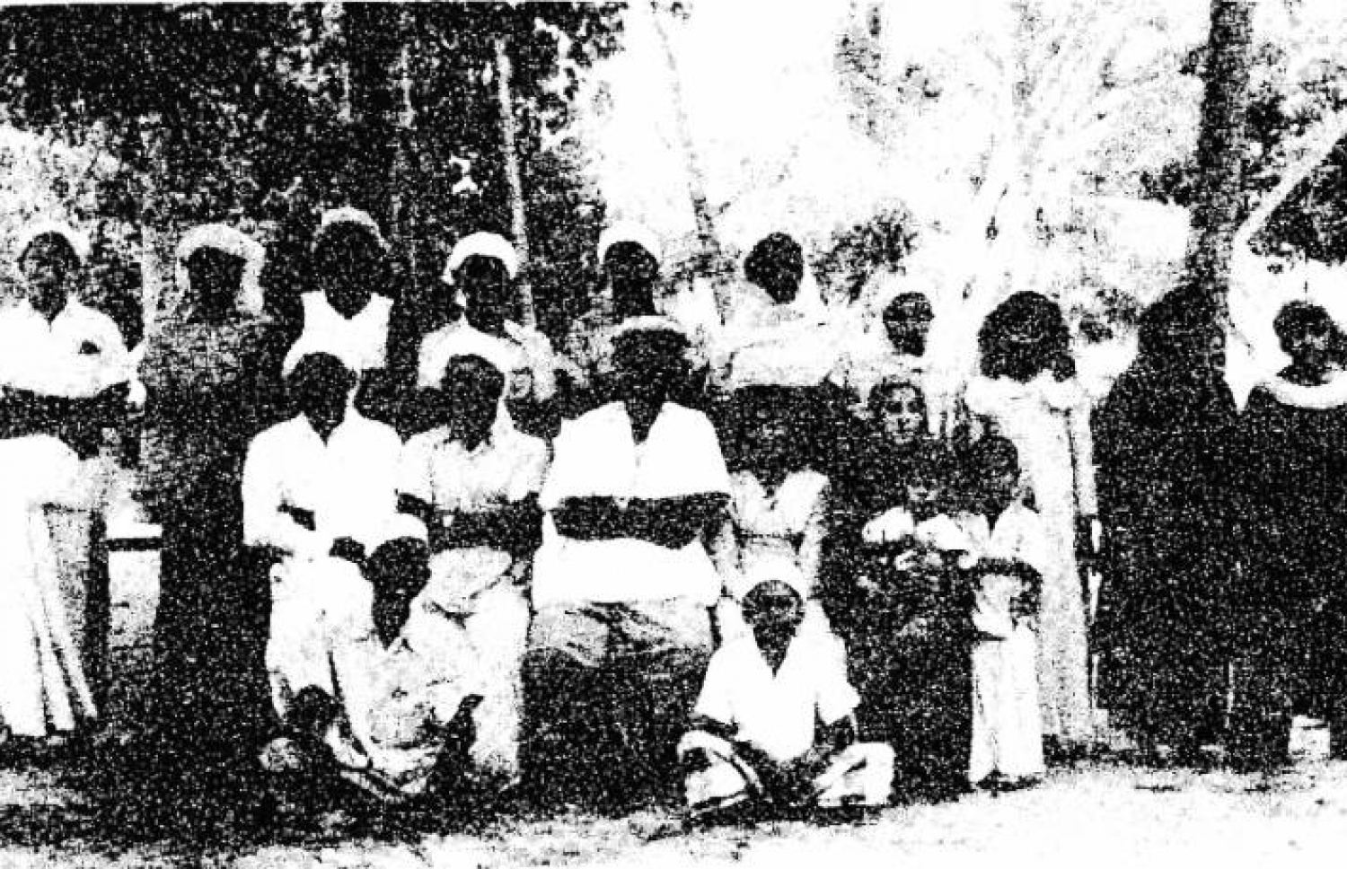 ވަޒީރުލް އައުޒަމް މުހައްމަދު އަމީން ދީދީ 1950 ވަނަ އަހަރު ތިލަދުންމަތީ ބާރަށަށް ކުރެއްވި ދަތުރެއްގައި އެ އަތޮޅު އަޮޅުވެރިޔާ މަޑިދޮންމަނިކާއި ބާރަށު ބަޔަކާ އެކު ފޮޓޯއަކަށް ހުއްޓިވަޑައިގެން.