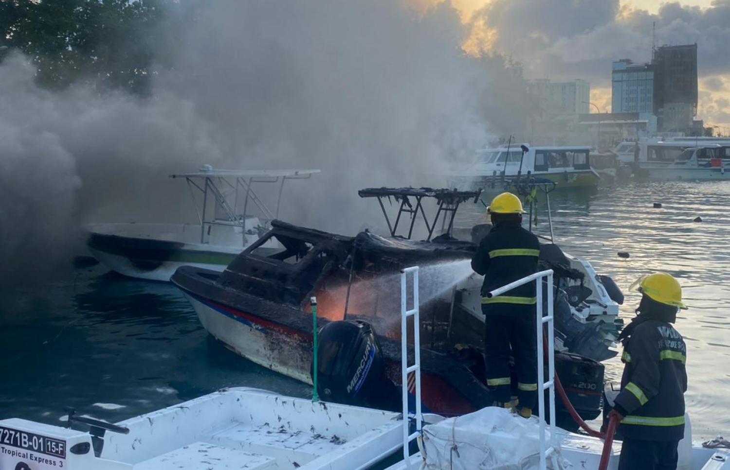 ލޯންޗްތަކުގައި ރޯވި އަލިފާން ނިއްވުމުގެ މަސައްކަތުގައި ސިފައިން ހަރަކާތްތެރިވަނީ. -- ފޮޓޯ: އެމްއެންޑީއެފް