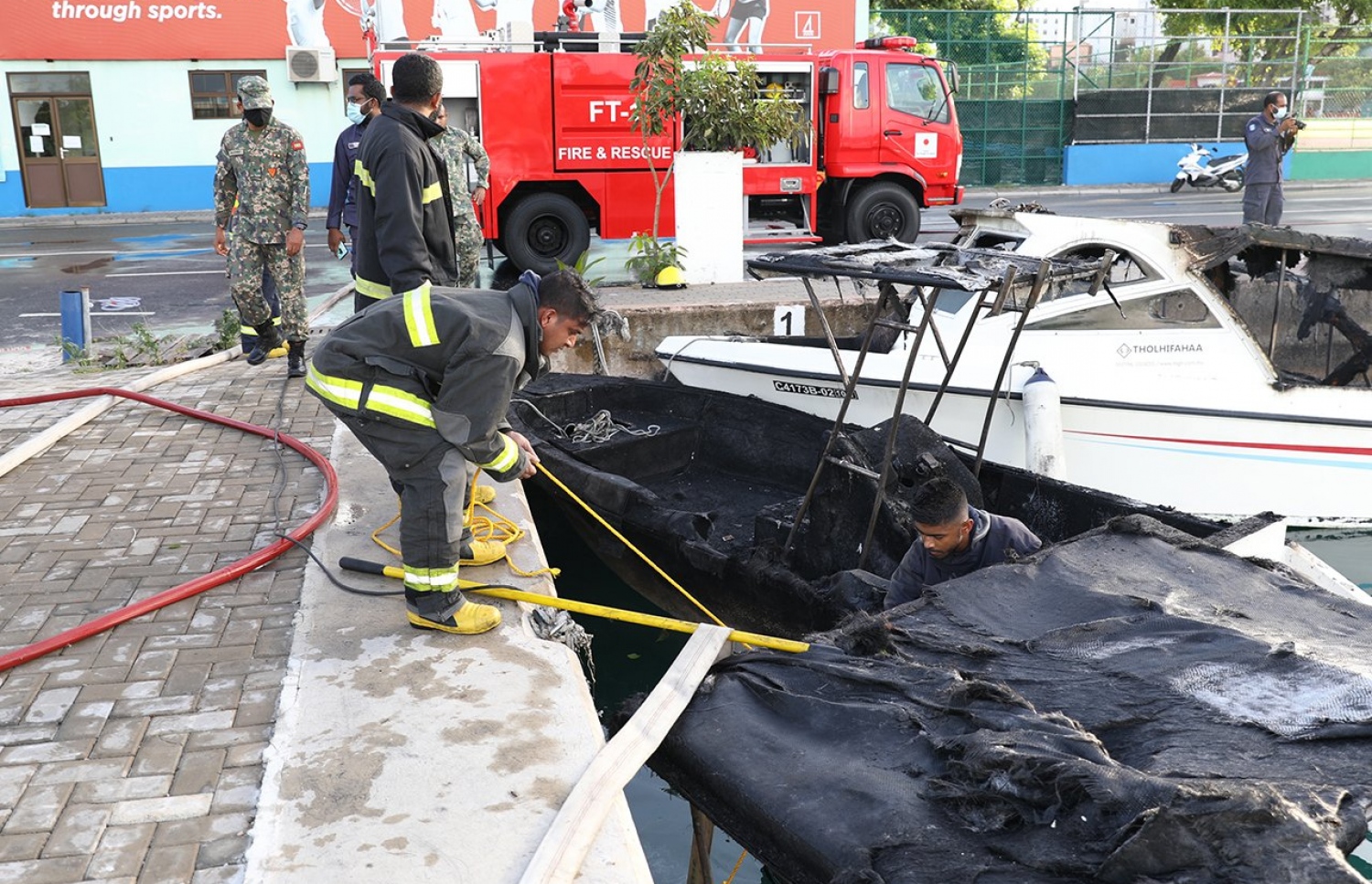 ލޯންޗްތަކުގައި ރޯވި އަލިފާން ނިއްވުމުގެ މަސައްކަތުގައި ސިފައިން ހަރަކާތްތެރިވަނީ. -- ފޮޓޯ: އެމްއެންޑީއެފް