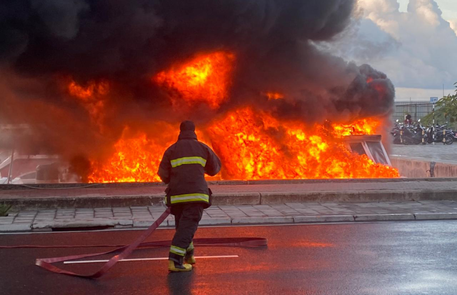 މާލޭގައި ރޯވި އަލިފާންގަނޑެއް ނިއްވާލަން ފަޔާމަނަކު ހަރަކާތްތެރިވަނީ.---ފޮޓޯ: އެމްއެންޑީއެފް