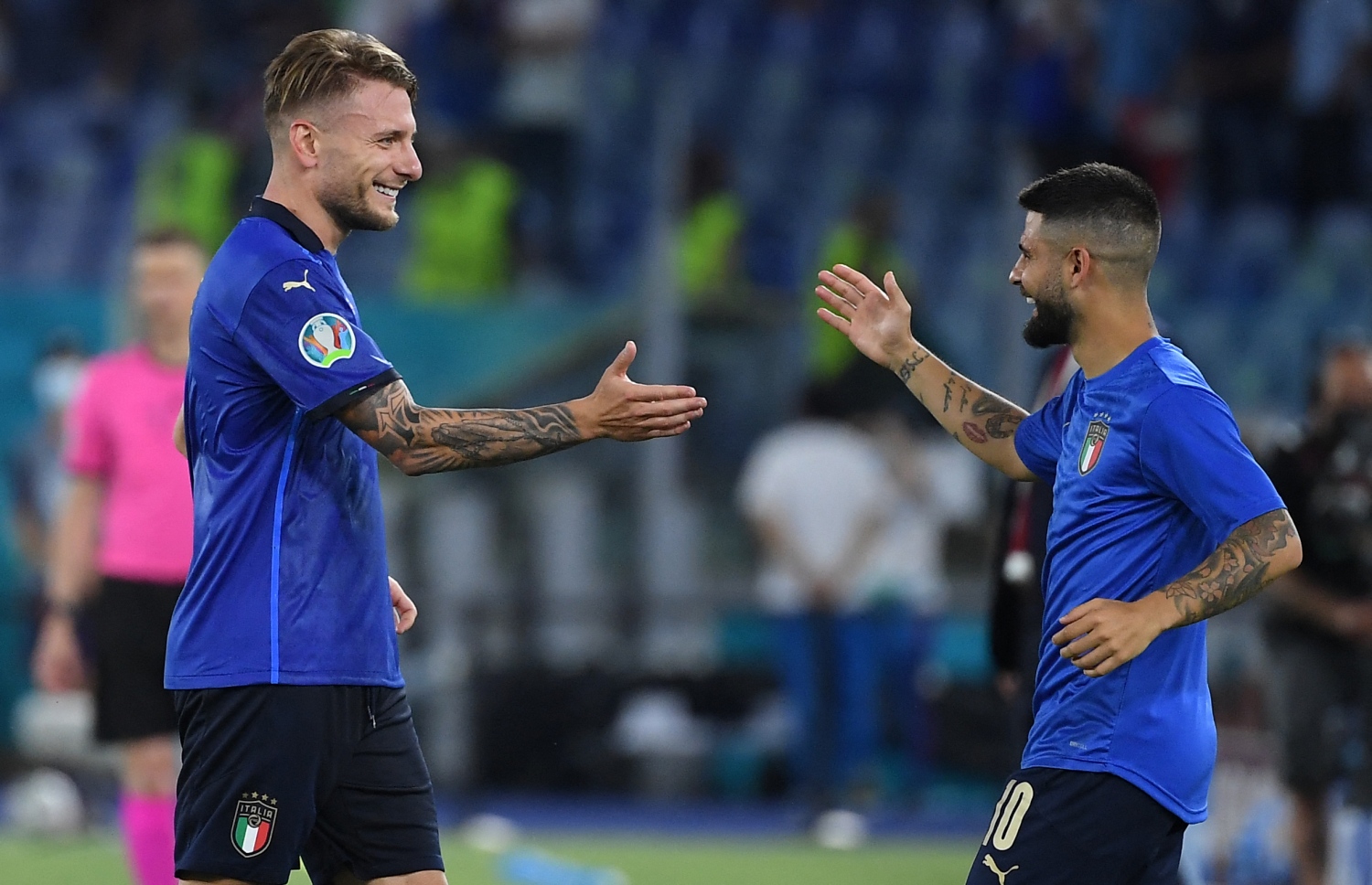 ރޯމް، އޮލިމްޕިކް ސްޓޭޑިއަމް: ޖޫން 17، 2021: ޔޫރޯ 2020ގެ ގުރޫޕް އޭގެ ސްވިޒަލޭންޑް އާއި އިޓަލީ ބައްދަލުކުރި މެޗު ނިންމާލުމަށްފަހު އިޓަލީގެ ފޯވާޑް ލޮރެންޒޯ(ކ) އިޓަލީގެ ފޯވާޑް ސީރޯ އަށް މަރުހަބާ ކިޔަނީ: ސްވިޒަލޭންޑްގެ މައްޗަށް 3-0 ގެ ނަތީޖާއަކުން މޮޅުވެ، ޔޫރޯގެ ދެ ވަނަ ބުރުން އިޓަލީ ވަނީ ޖާގަ ހޯދައިފައި.-- ފޮޓޯ: އޭއެފްޕީ