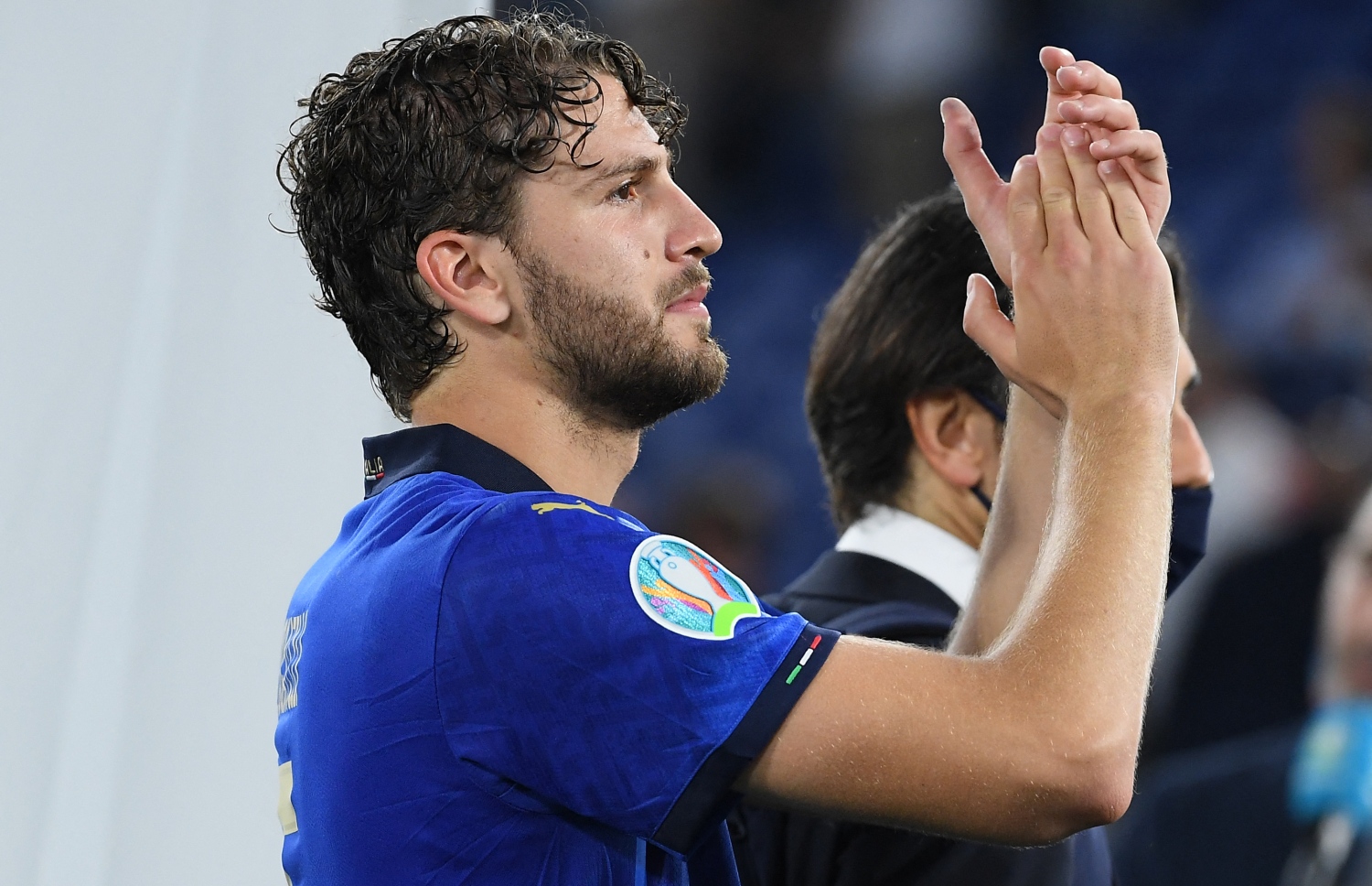 ރޯމް، އޮލިމްޕިކް ސްޓޭޑިއަމް: ޖޫން 17، 2021: ޔޫރޯ 2020ގެ ގުރޫޕް އޭގެ ސްވިޒަލޭންޑް އާއި އިޓަލީ ބައްދަލުކުރި މެޗުގައި އިޓަލީގެ މިޑްފީލްޑަރު މެނުއަލް ލޮކަޓެލީ ސްޕޯޓަރުންނަށް ހިނިތުންވެލަނީ: ސްވިޒަލޭންޑްގެ މައްޗަށް 3-0 ގެ ނަތީޖާއަކުން މޮޅުވެ، ޔޫރޯގެ ދެ ވަނަ ބުރުން އިޓަލީ ވަނީ ޖާގަ ހޯދައިފައި.-- ފޮޓޯ: އޭއެފްޕީ