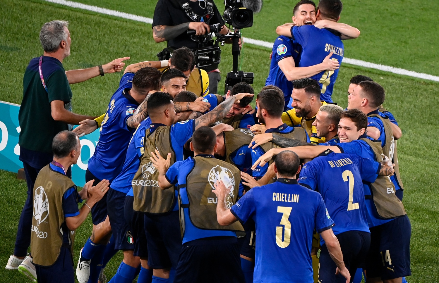 ރޯމް، އޮލިމްޕިކް ސްޓޭޑިއަމް: ޖޫން 17، 2021: ޔޫރޯ 2020ގެ ގުރޫޕް އޭގެ ސްވިޒަލޭންޑް އާއި އިޓަލީ ބައްދަލުކުރި މެޗު ނިންމާލުމަށްފަހު އިޓަލީ ޓީމުގެ ކުޅުންތެރިން އުފާފާޅުކުރަނީ: ސްވިޒަލޭންޑްގެ މައްޗަށް 3-0 ގެ ނަތީޖާއަކުން މޮޅުވެ، ޔޫރޯގެ ދެ ވަނަ ބުރުން އިޓަލީ ވަނީ ޖާގަ ހޯދައިފައި.-- ފޮޓޯ: އޭއެފްޕީ