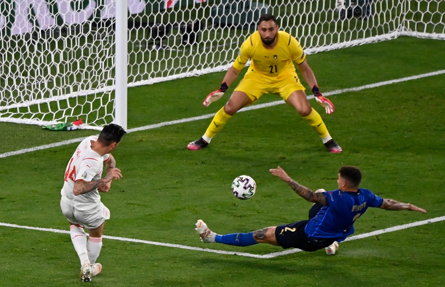 ރޯމް، އޮލިމްޕިކް ސްޓޭޑިއަމް: ޖޫން 17، 2021: ޔޫރޯ 2020ގެ ގުރޫޕް އޭގެ ސްވިޒަލޭންޑް އާއި އިޓަލީ ބައްދަލުކުރި މެޗުގައި ސްވިޒަލޭންޑުގެ މިޑްފީލްޑަރު ސްޓީވަން ޒޫބާ(ވ) ބޯޅަ ގޯލަށް އަމާޒުކުރަނީ: ސްވިޒަލޭންޑްގެ މައްޗަށް 3-0 ގެ ނަތީޖާއަކުން މޮޅުވެ، ޔޫރޯގެ ދެ ވަނަ ބުރުން އިޓަލީ ވަނީ ޖާގަ ހޯދައިފައި.-- ފޮޓޯ: އޭއެފްޕީ